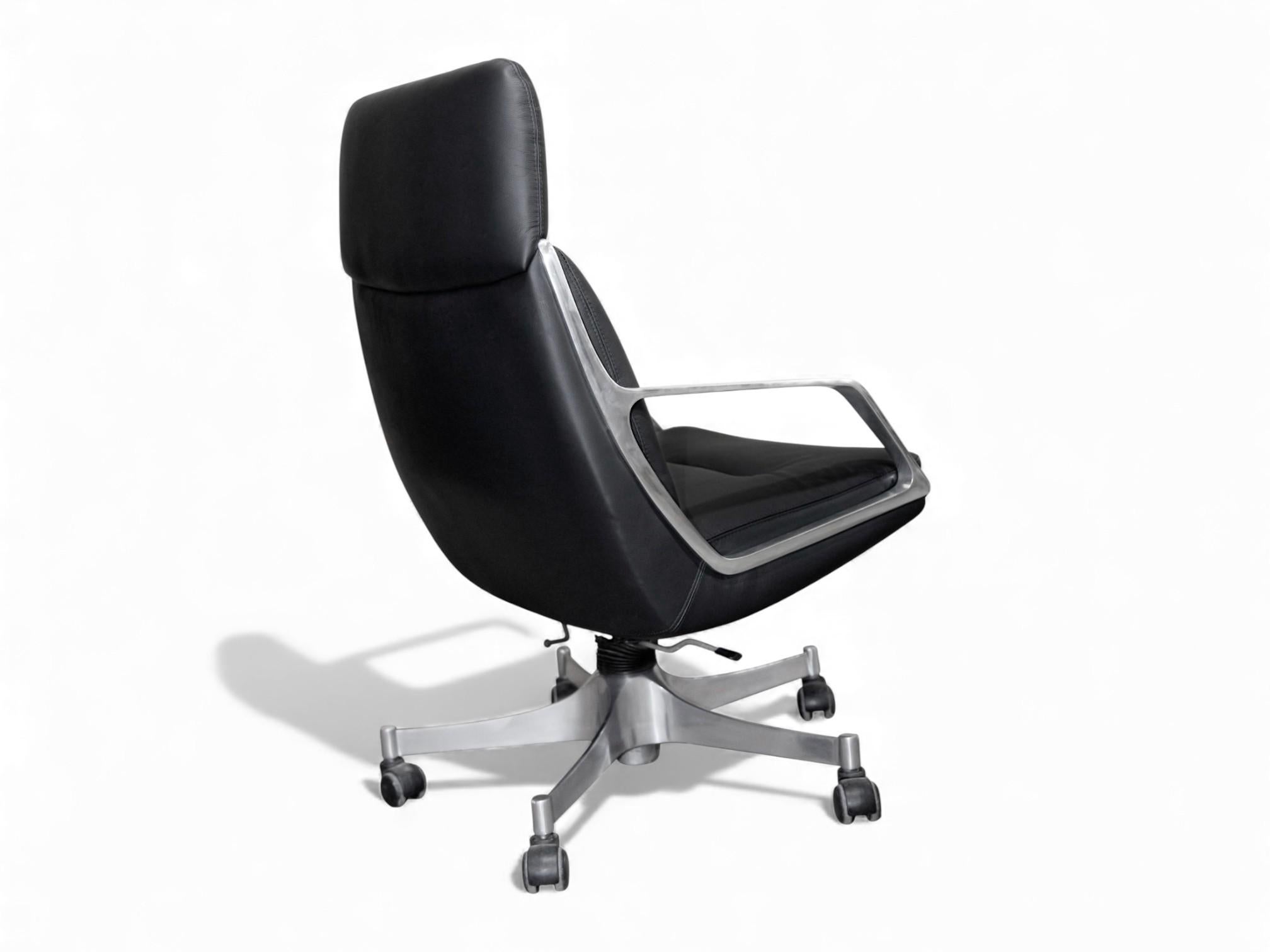 Fin du 20e siècle Chaise pivotante moderne brésilienne en cuir noir, Jorge Zalszupin, 1973, Brésil en vente