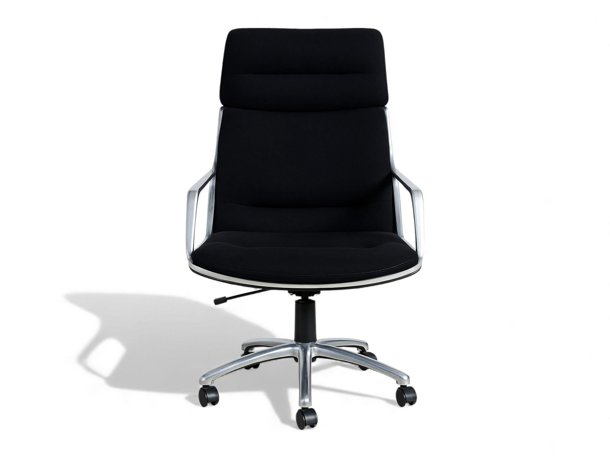 Aluminium Chaise pivotante moderne brésilienne en cuir noir, Jorge Zalszupin, 1973, Brésil en vente