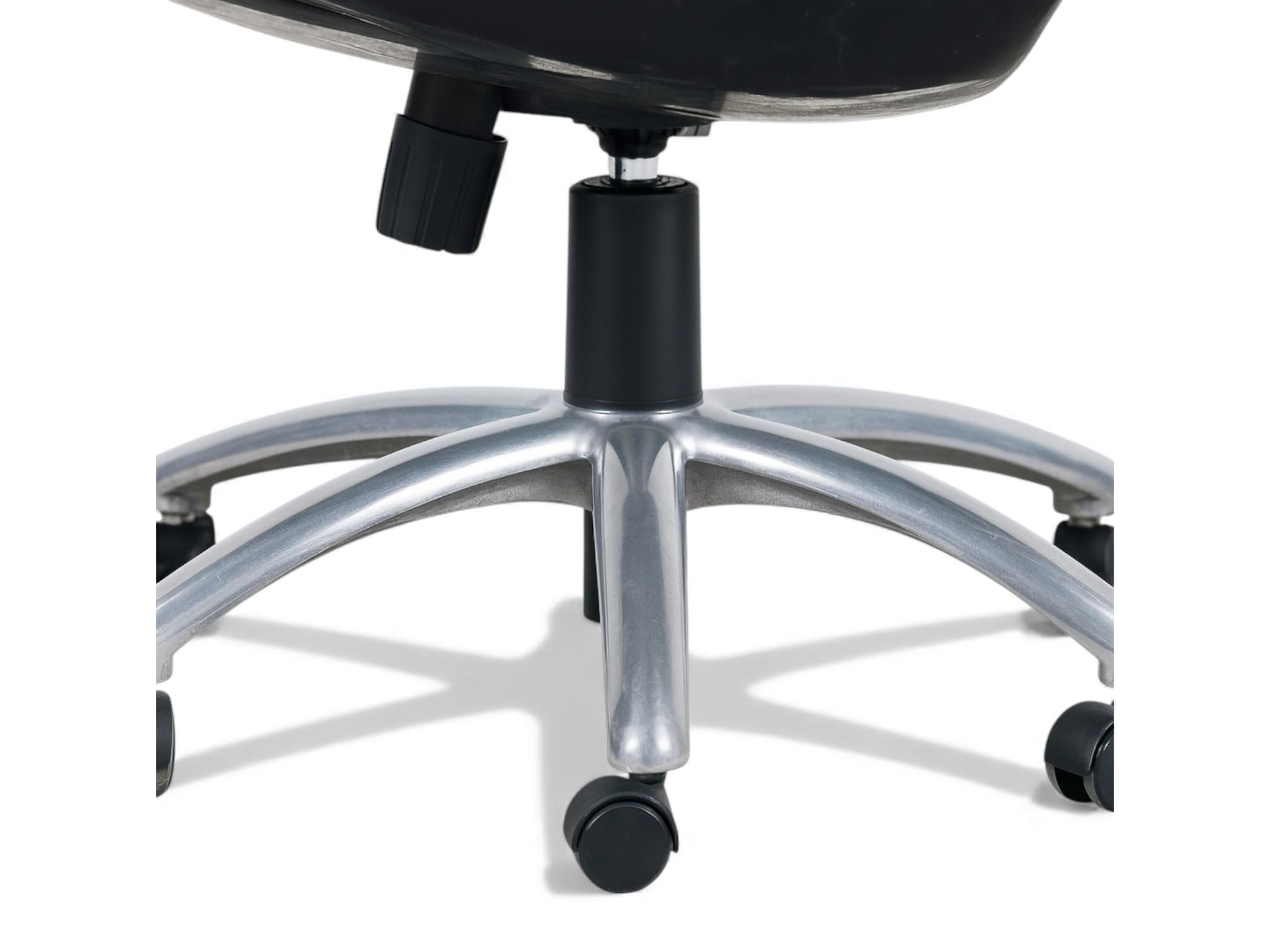 Chaise pivotante moderne brésilienne en cuir noir, Jorge Zalszupin, 1973, Brésil en vente 1