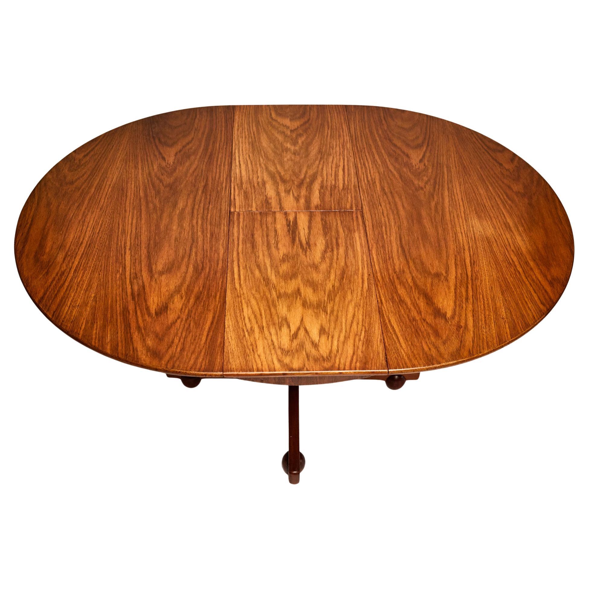 Disponible hoy, me encanta todo sobre esta Mesa de comedor circular moderna de mediados de siglo en madera noble de Geraldo de Barros. 

Esta mesa de madera dura, moderna de mediados de siglo, tiene un tablero circular extensible con base en forma