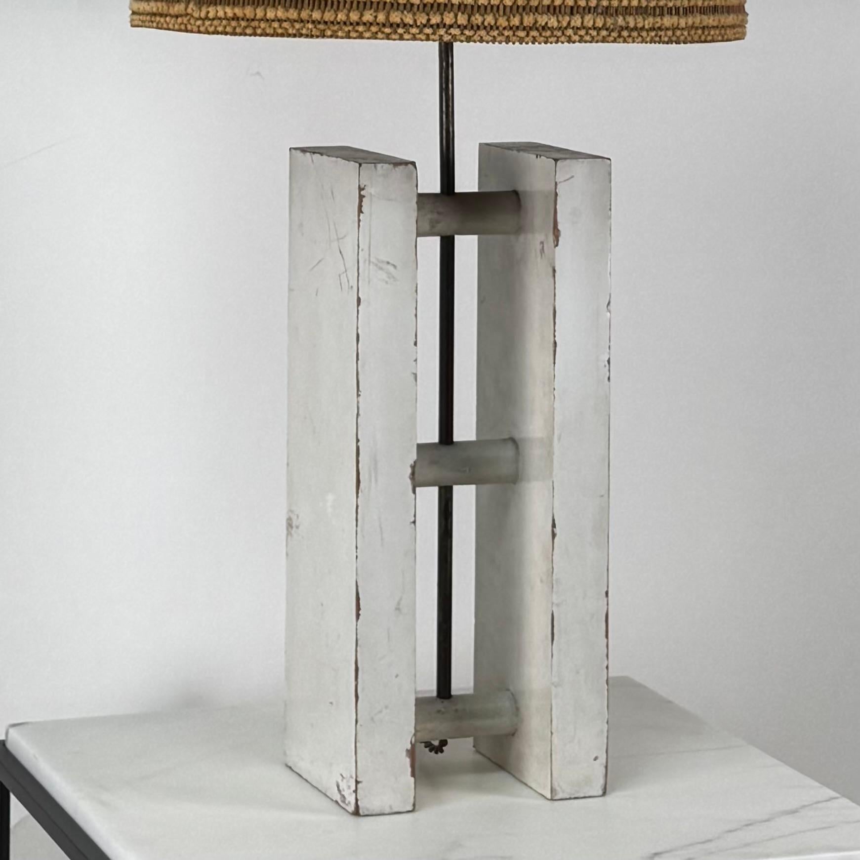 Moderne Lampe de table moderne brésilienne de Celina Decorações avec abat-jour tissé de Maria Kipp en vente