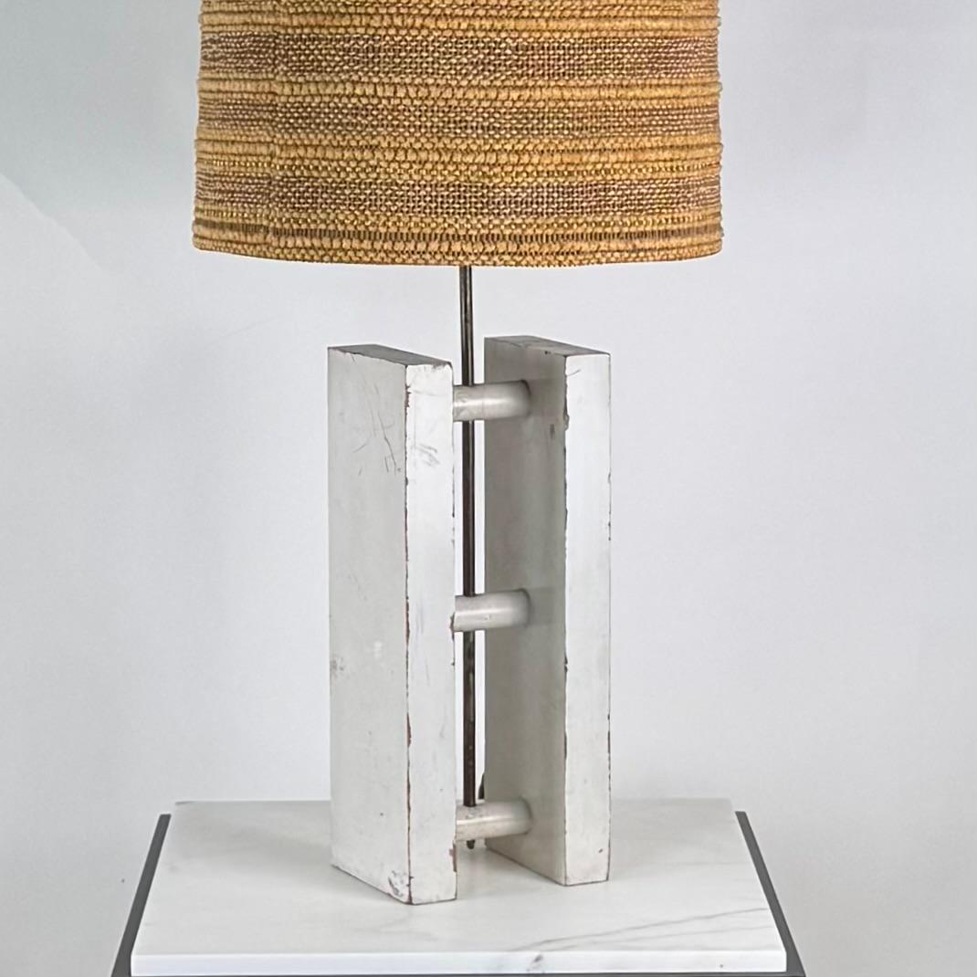 Bois de feuillus Lampe de table moderne brésilienne de Celina Decorações avec abat-jour tissé de Maria Kipp en vente