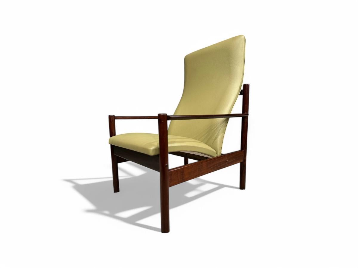 Pelle Poltrona moderna brasiliana in legno e pelle, A.I.C. Michel, 1960 ca. in vendita