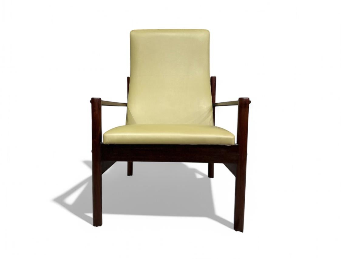 Poltrona moderna brasiliana in legno e pelle, A.I.C. Michel, 1960 ca. in vendita 1