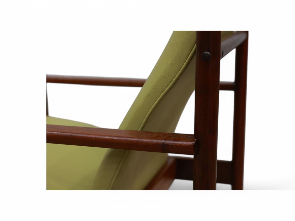 Brasiliano Poltrona moderna brasiliana in legno e pelle, A.I.C. Michel, 1960 ca. in vendita