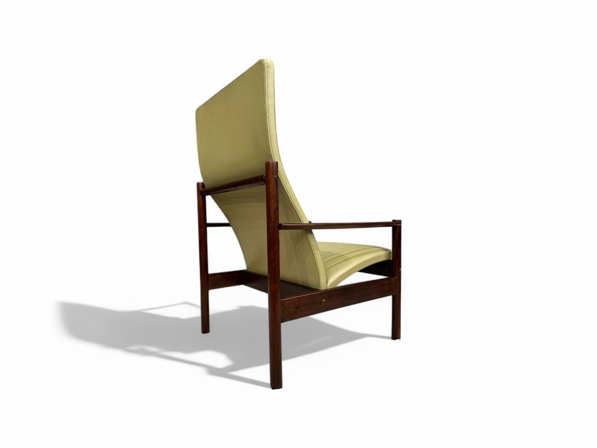 Intagliato a mano Poltrona moderna brasiliana in legno e pelle, A.I.C. Michel, 1960 ca. in vendita