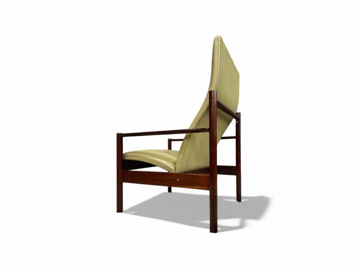 Poltrona moderna brasiliana in legno e pelle, A.I.C. Michel, 1960 ca. In condizioni buone in vendita a New York, NY