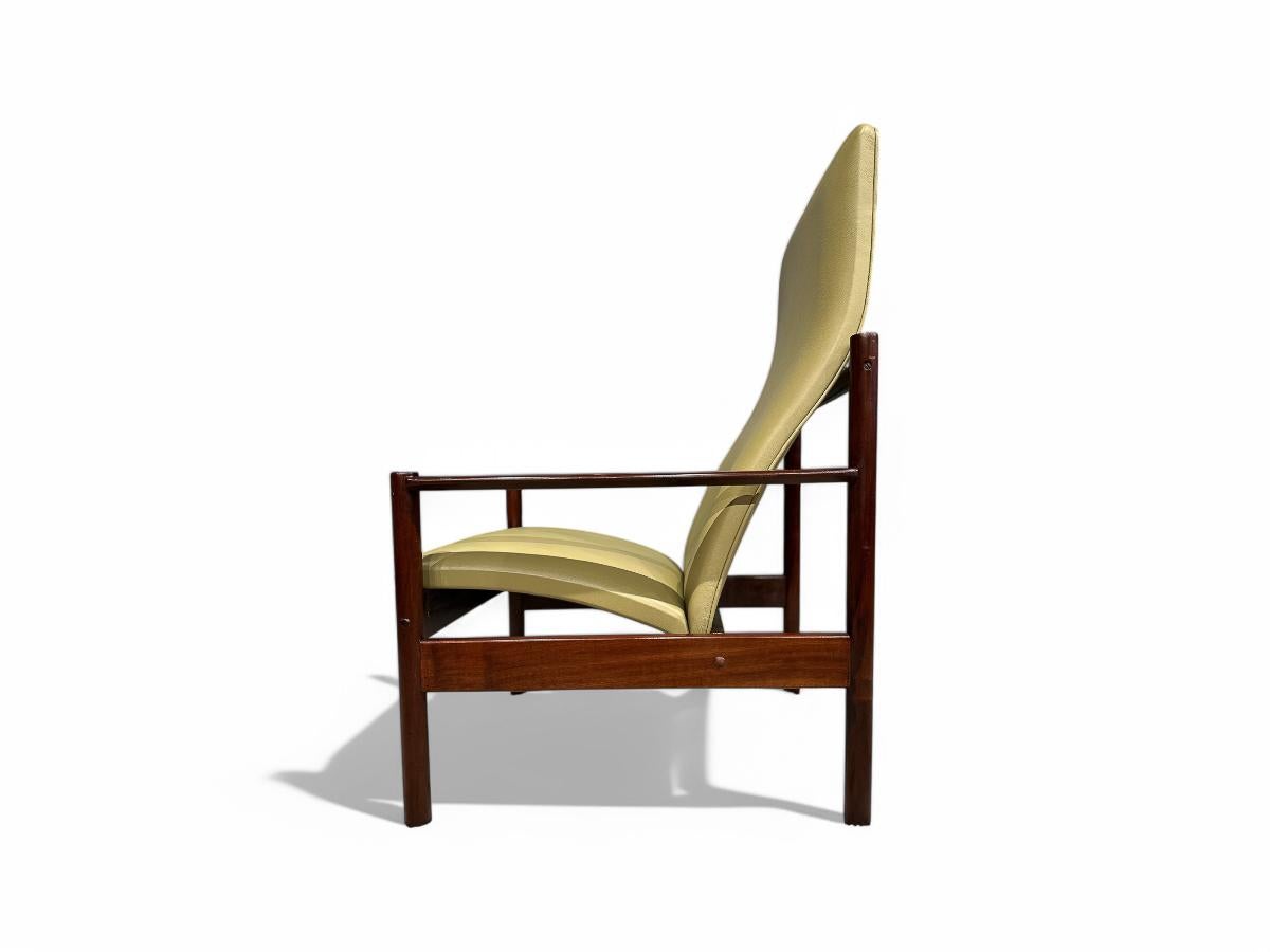 XX secolo Poltrona moderna brasiliana in legno e pelle, A.I.C. Michel, 1960 ca. in vendita