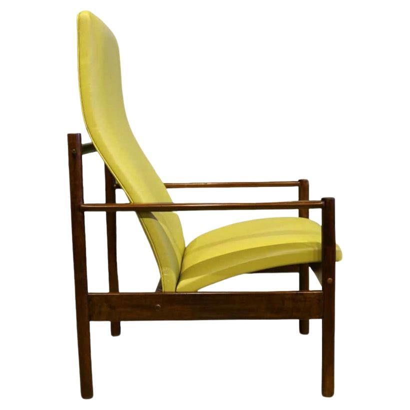 Questa elegante poltrona in legno di Imbuia e pelle verde lime ridipinta è stata disegnata da Michael Arnault negli anni '60. Nonostante la sua struttura leggera, questa sedia è molto comoda. Questo modello divenne molto popolare durante