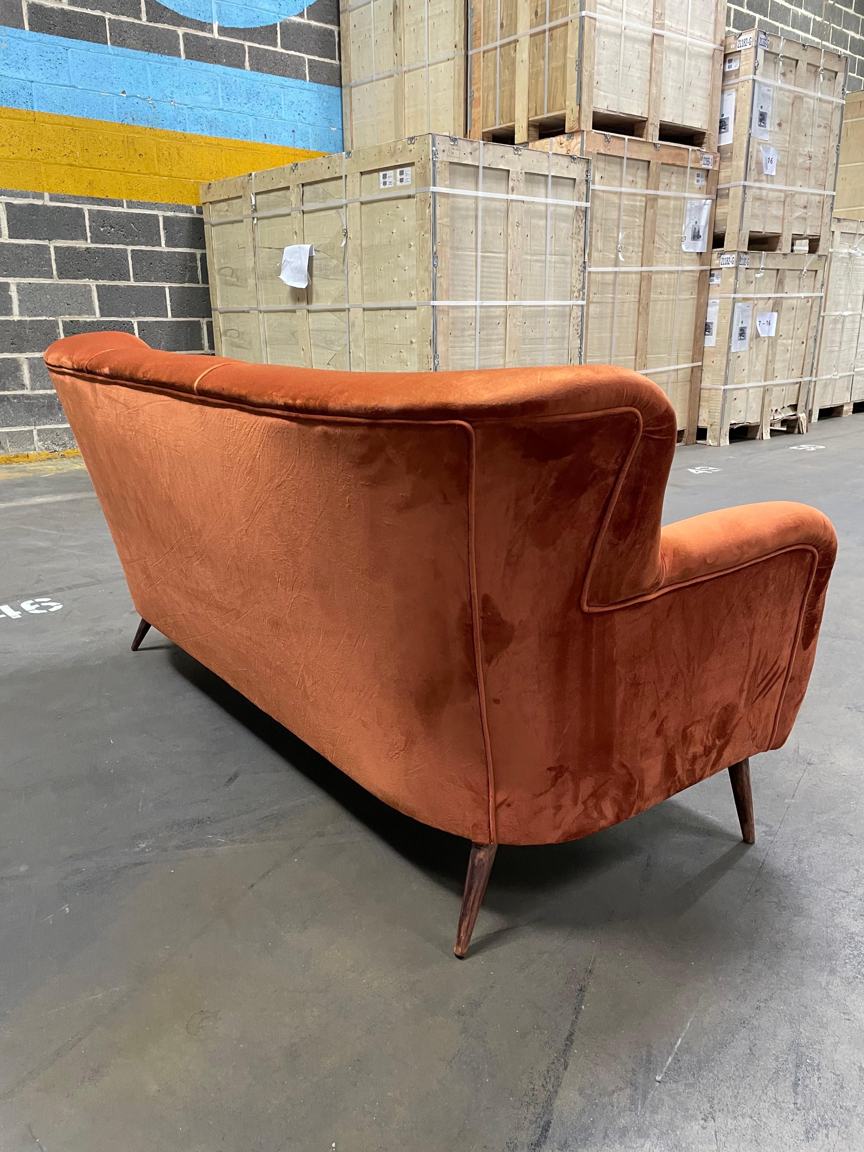 Brasilianisches modernes Dreisitzer-Sofa aus ockerfarbenem Samt und Hartholz von Forma, Brasilien im Zustand „Gut“ im Angebot in New York, NY