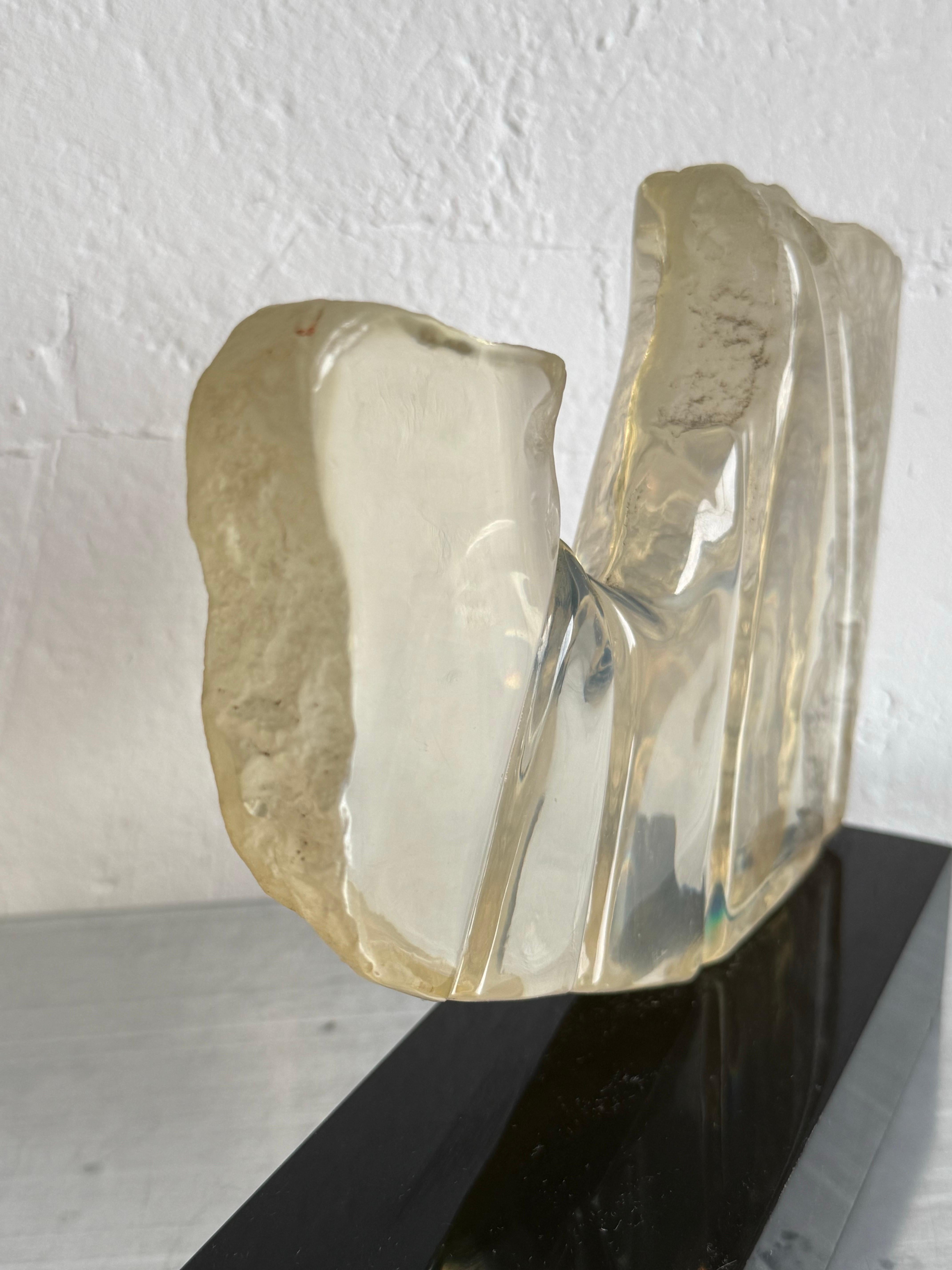Scultura moderna brasiliana in lucite trasparente su base nera, anni '80 in vendita 4