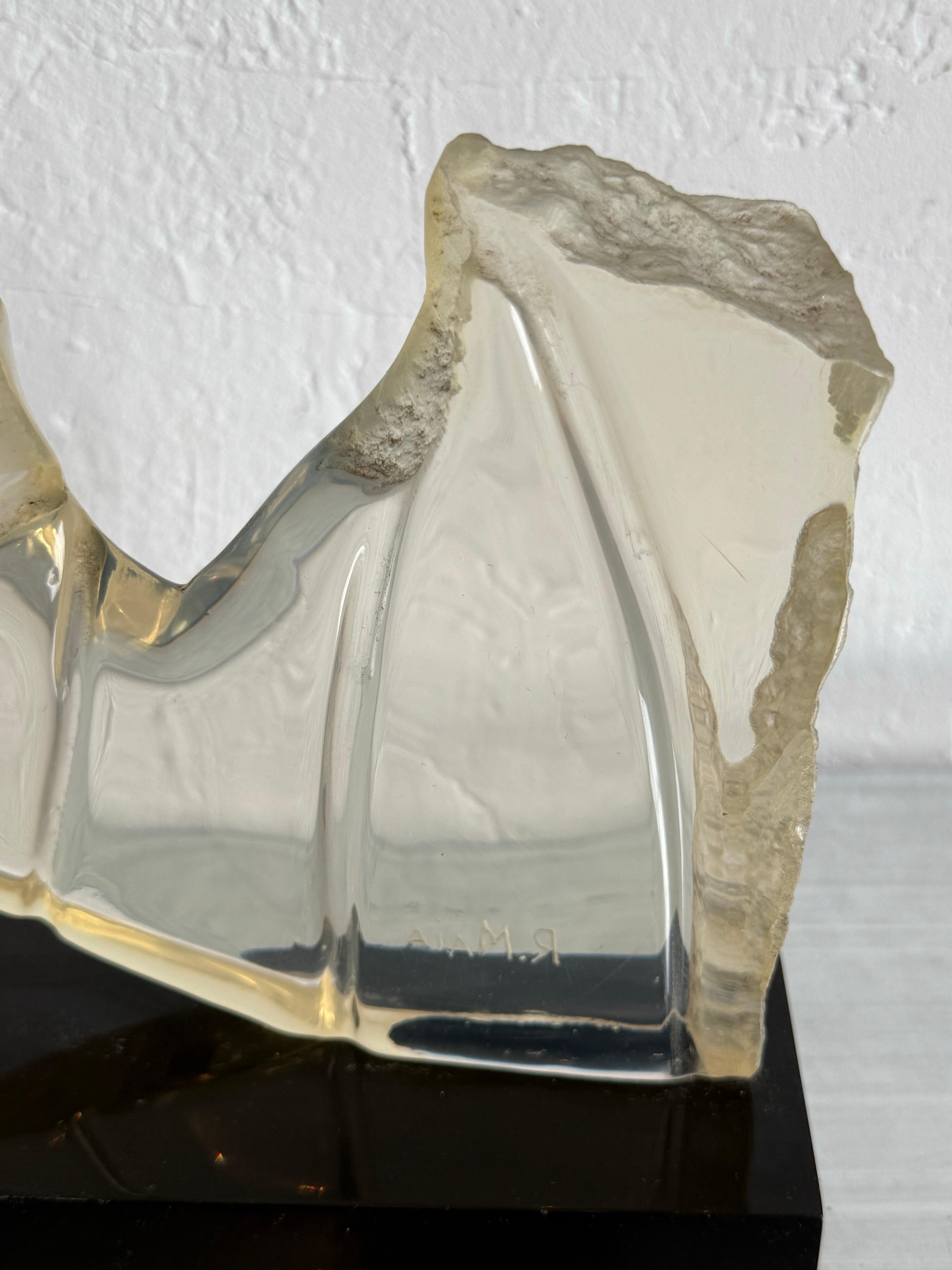 Scultura moderna brasiliana in lucite trasparente su base nera, anni '80 in vendita 5
