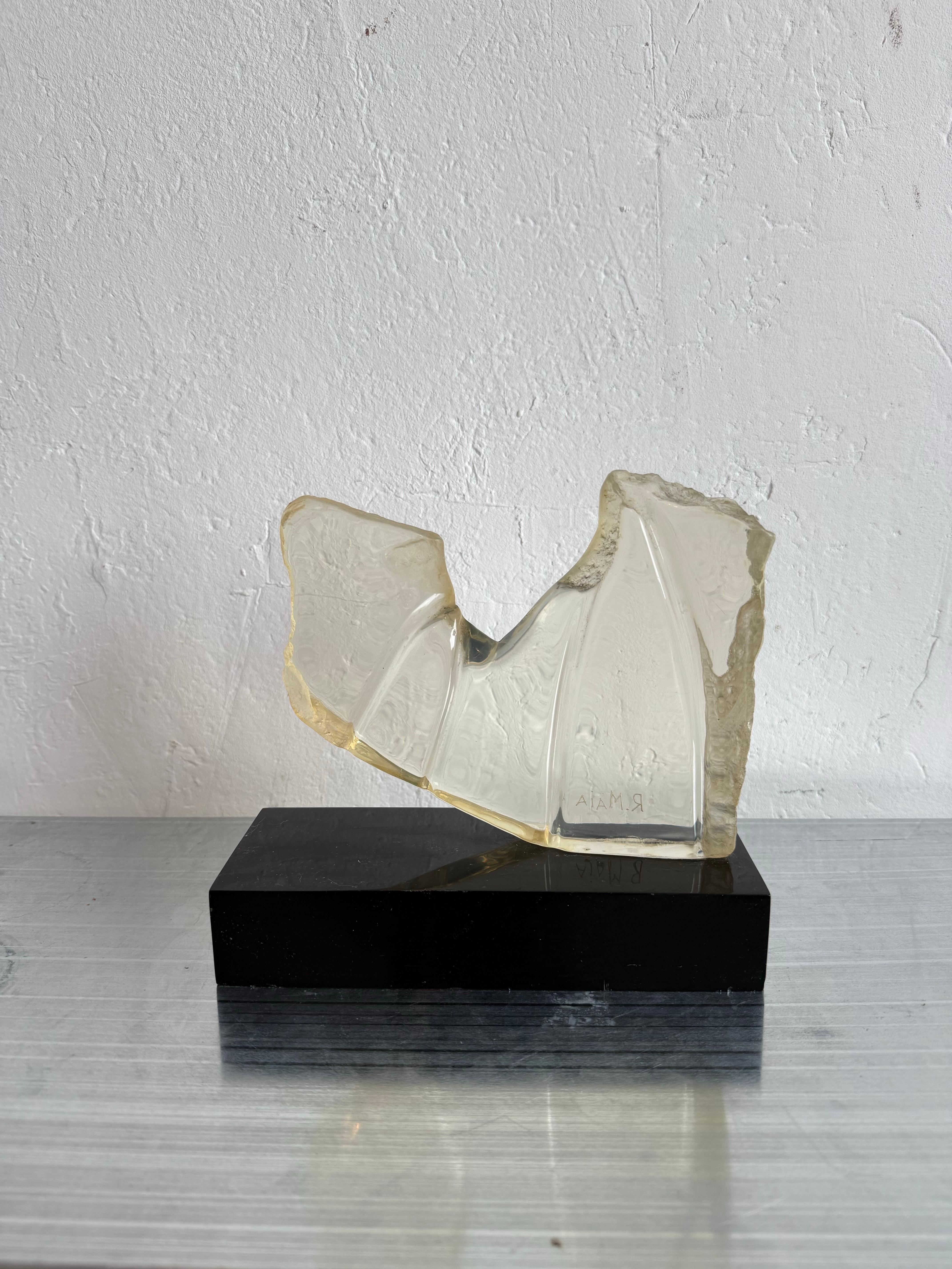 Scultura moderna brasiliana in lucite trasparente su base nera, anni '80 in vendita 6