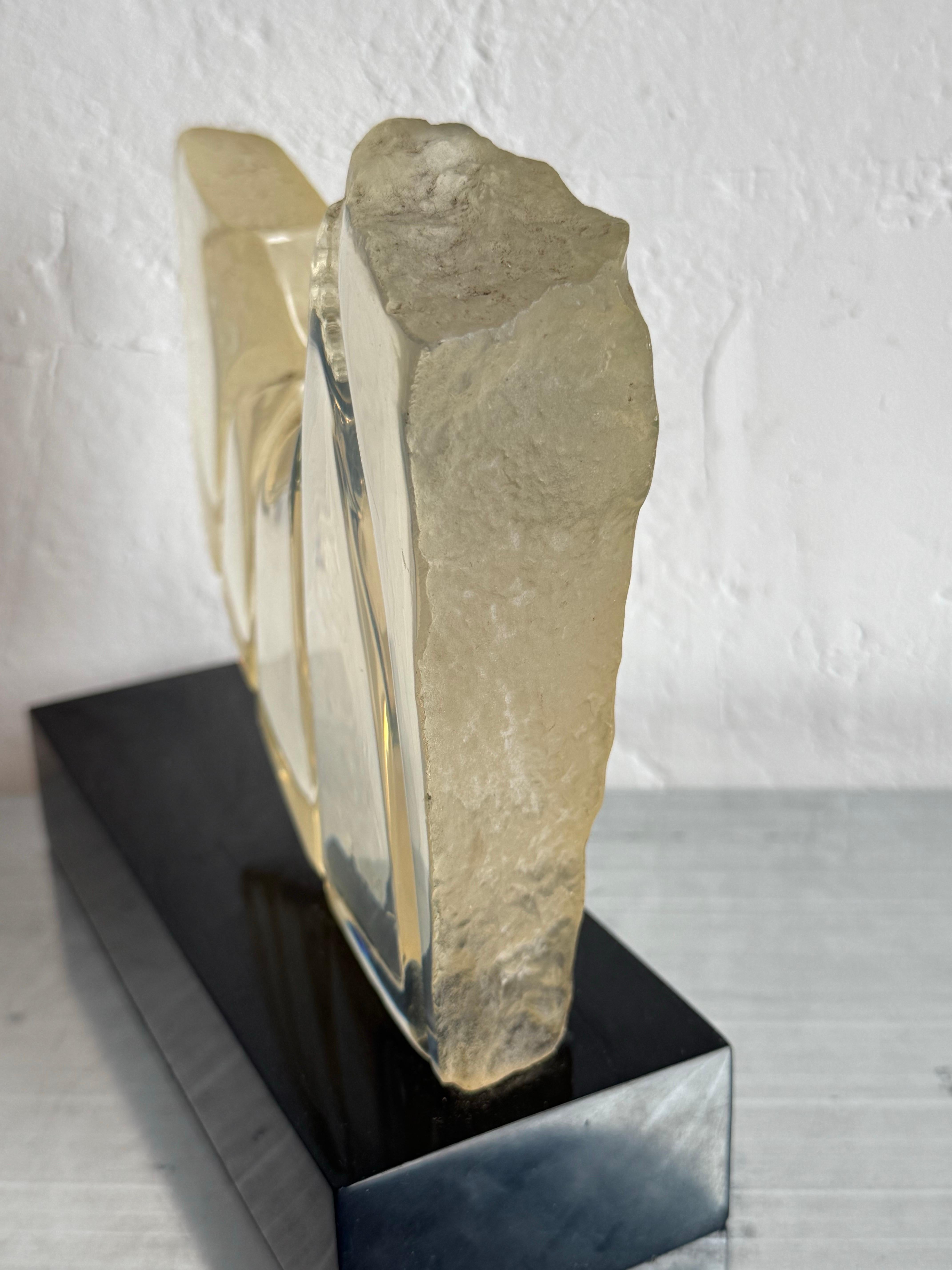 Scultura moderna brasiliana in lucite trasparente su base nera, anni '80 in vendita 8