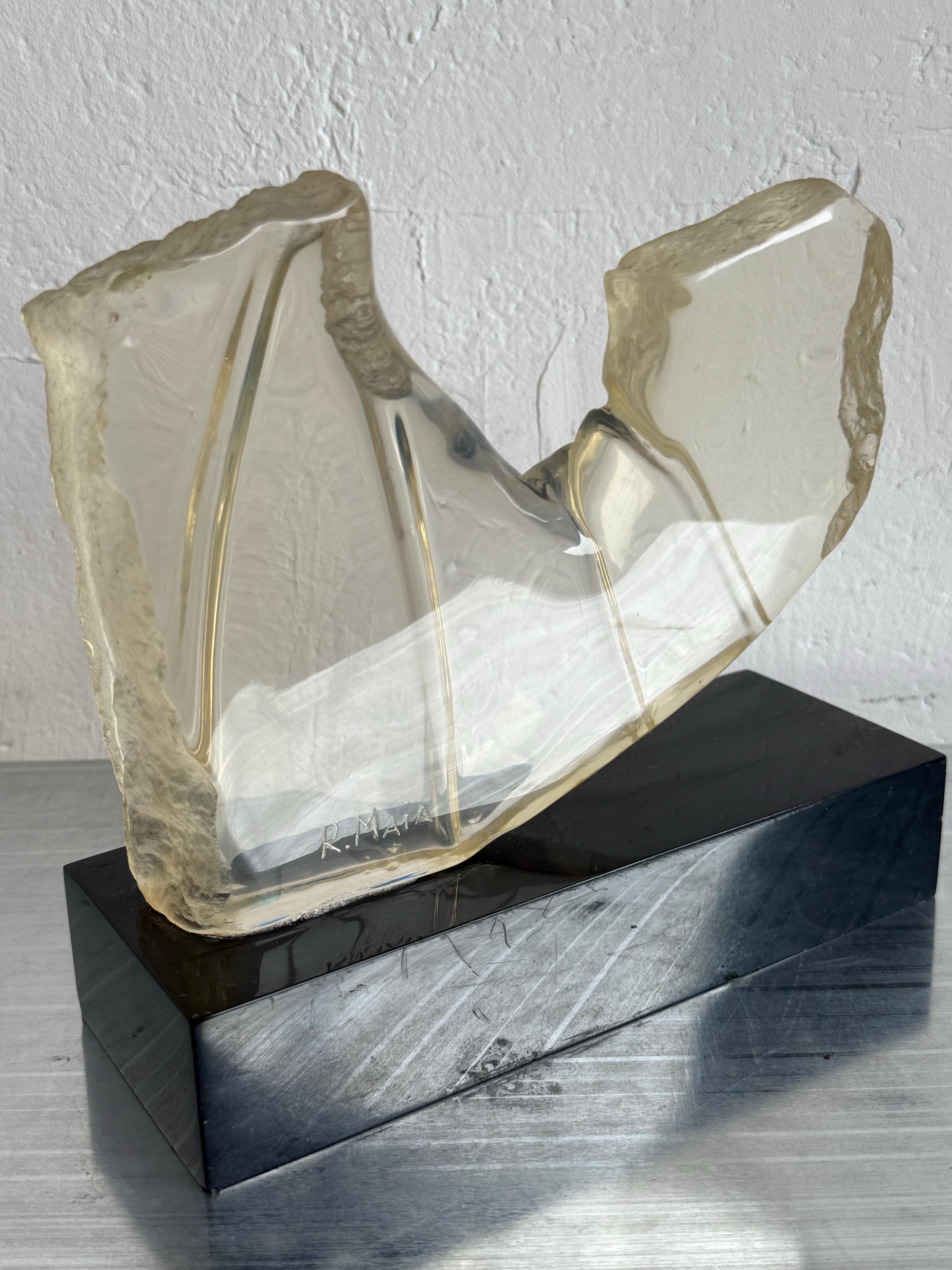 Scultura moderna brasiliana in lucite trasparente su base nera, anni '80 in vendita 9