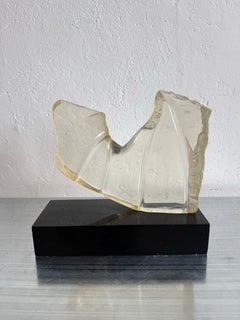 Scultura moderna brasiliana in lucite trasparente su base nera, anni '80
