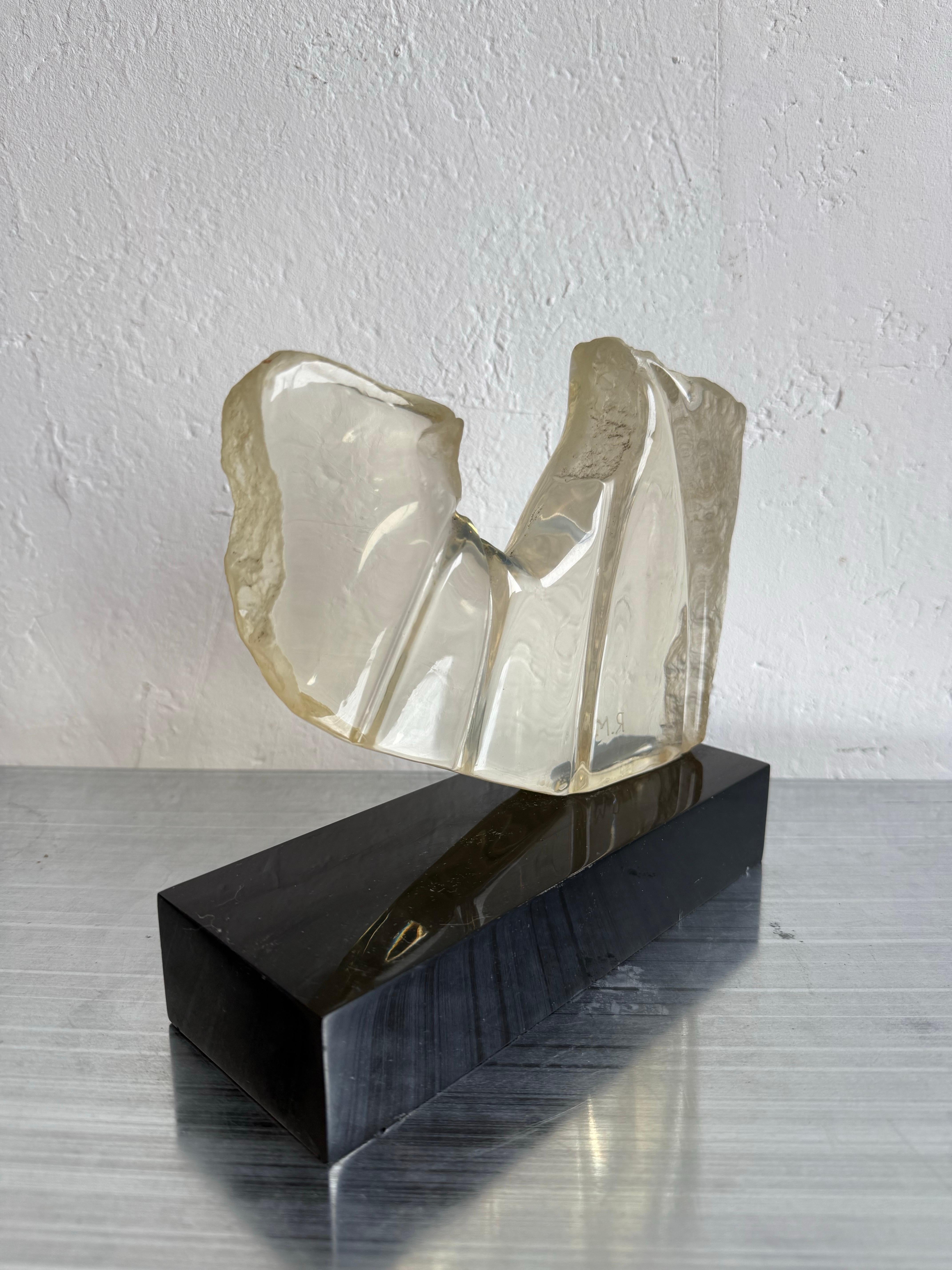 Moderno Scultura moderna brasiliana in lucite trasparente su base nera, anni '80 in vendita