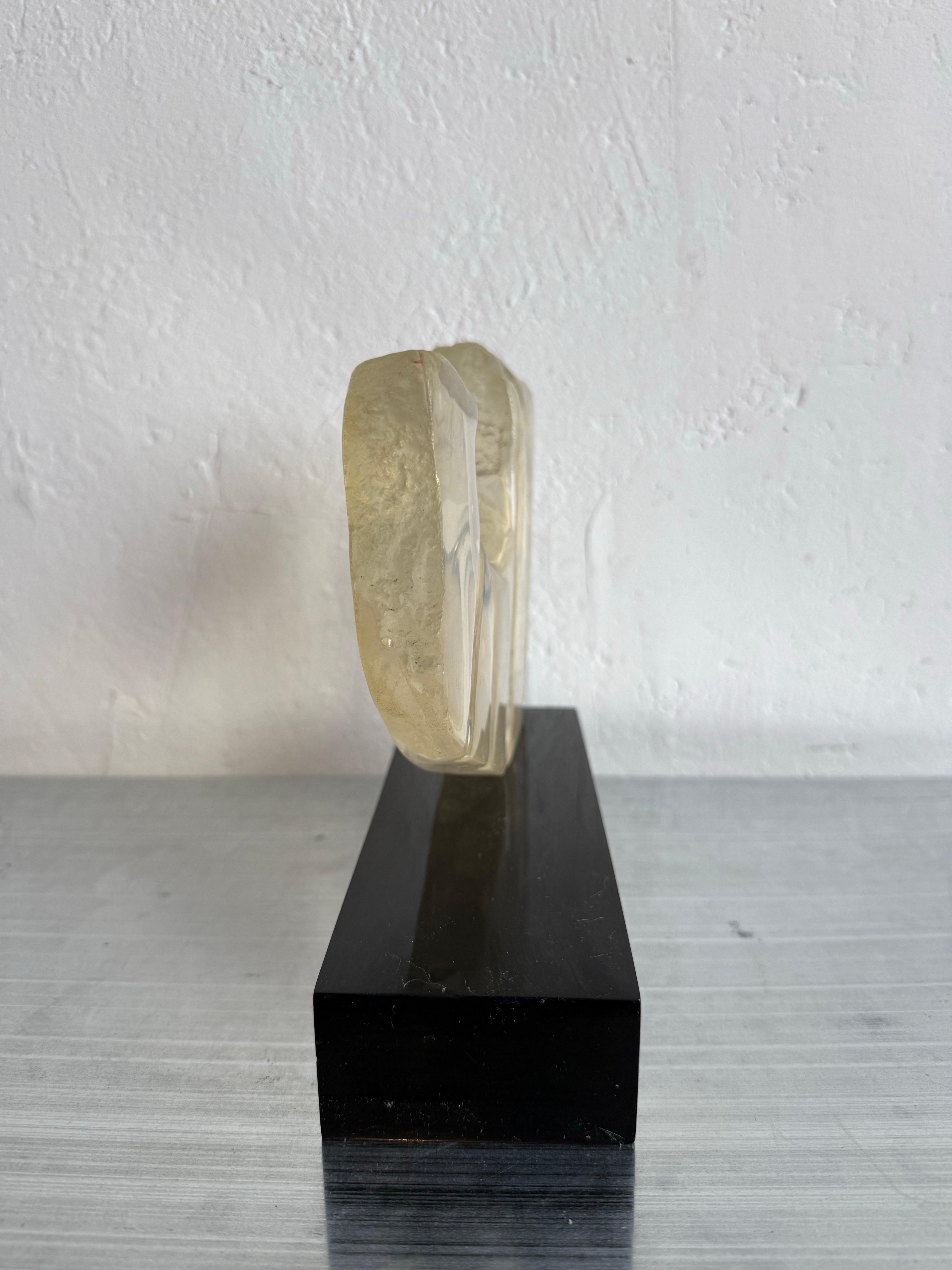 Scultura moderna brasiliana in lucite trasparente su base nera, anni '80 In condizioni buone in vendita a Miami, FL