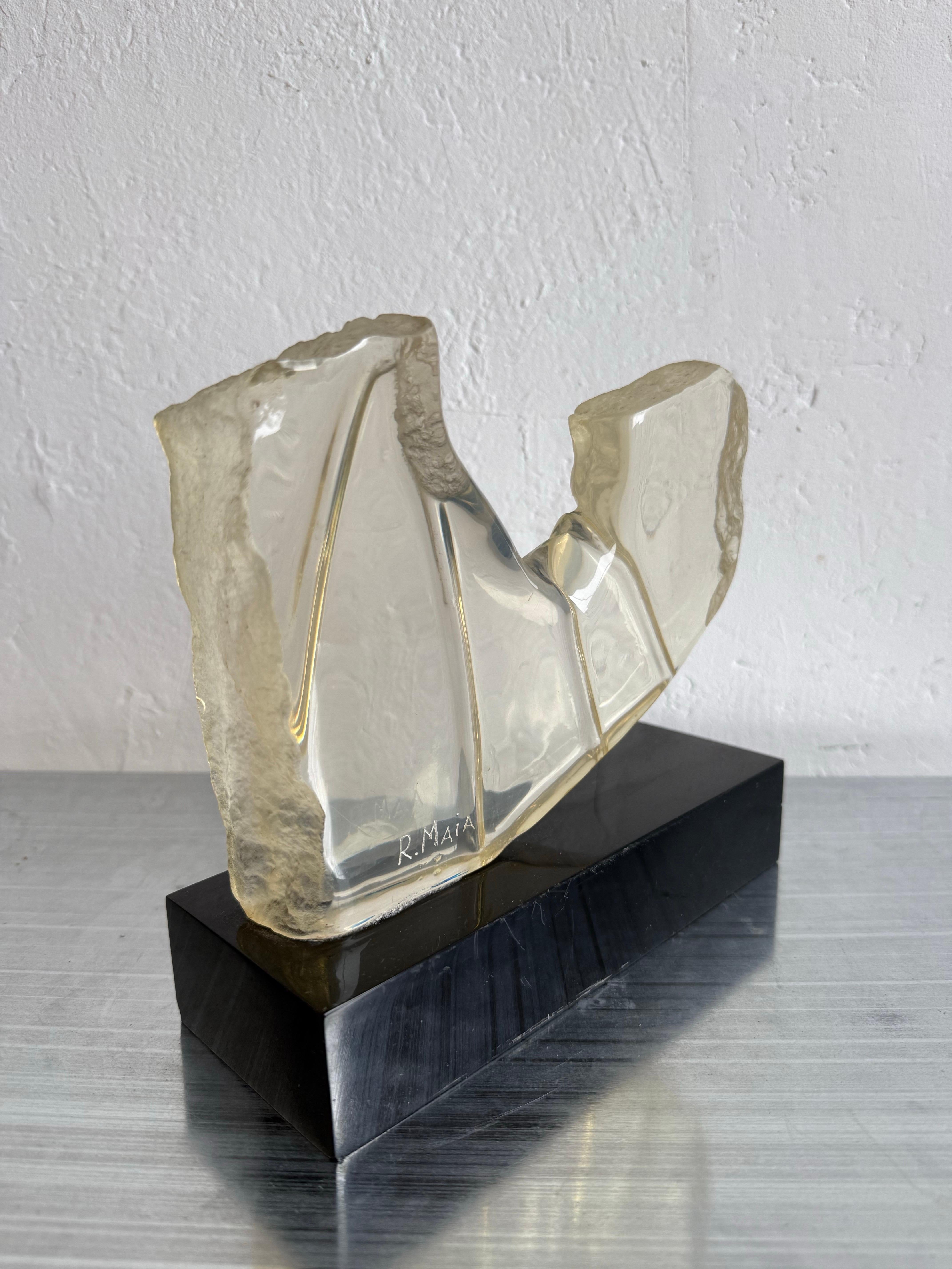 Lucite Scultura moderna brasiliana in lucite trasparente su base nera, anni '80 in vendita