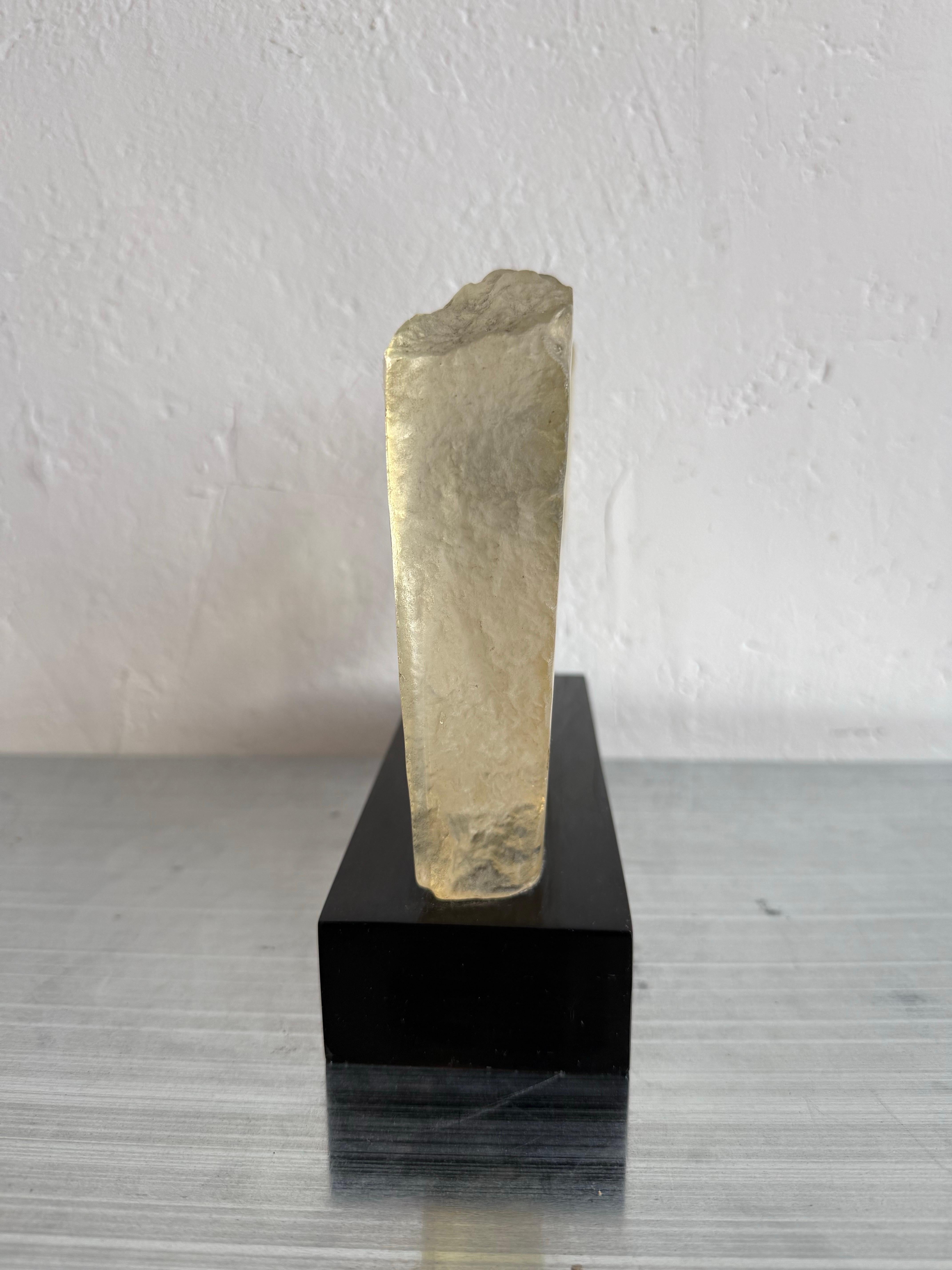 Scultura moderna brasiliana in lucite trasparente su base nera, anni '80 in vendita 1