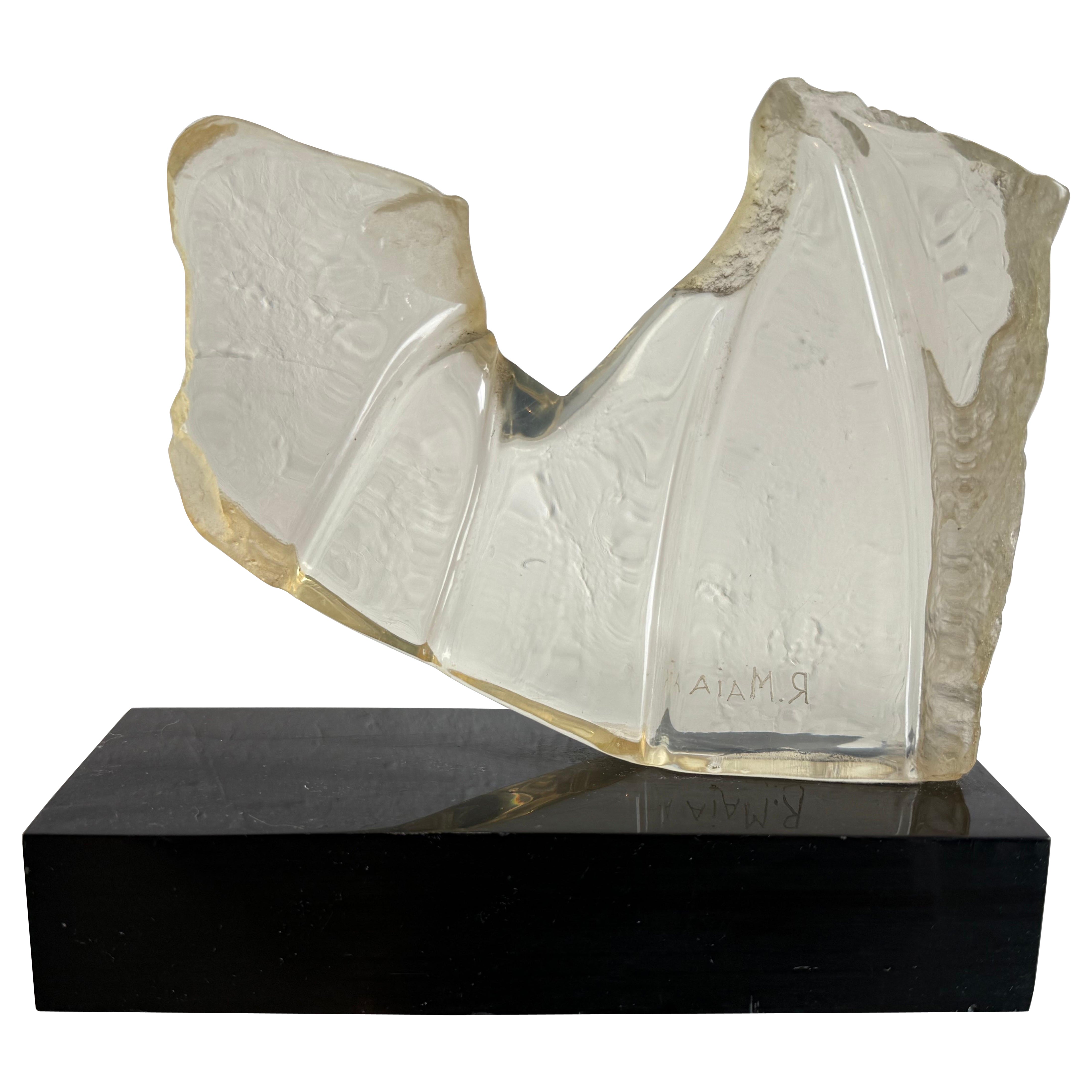 Scultura moderna brasiliana in lucite trasparente su base nera, anni '80