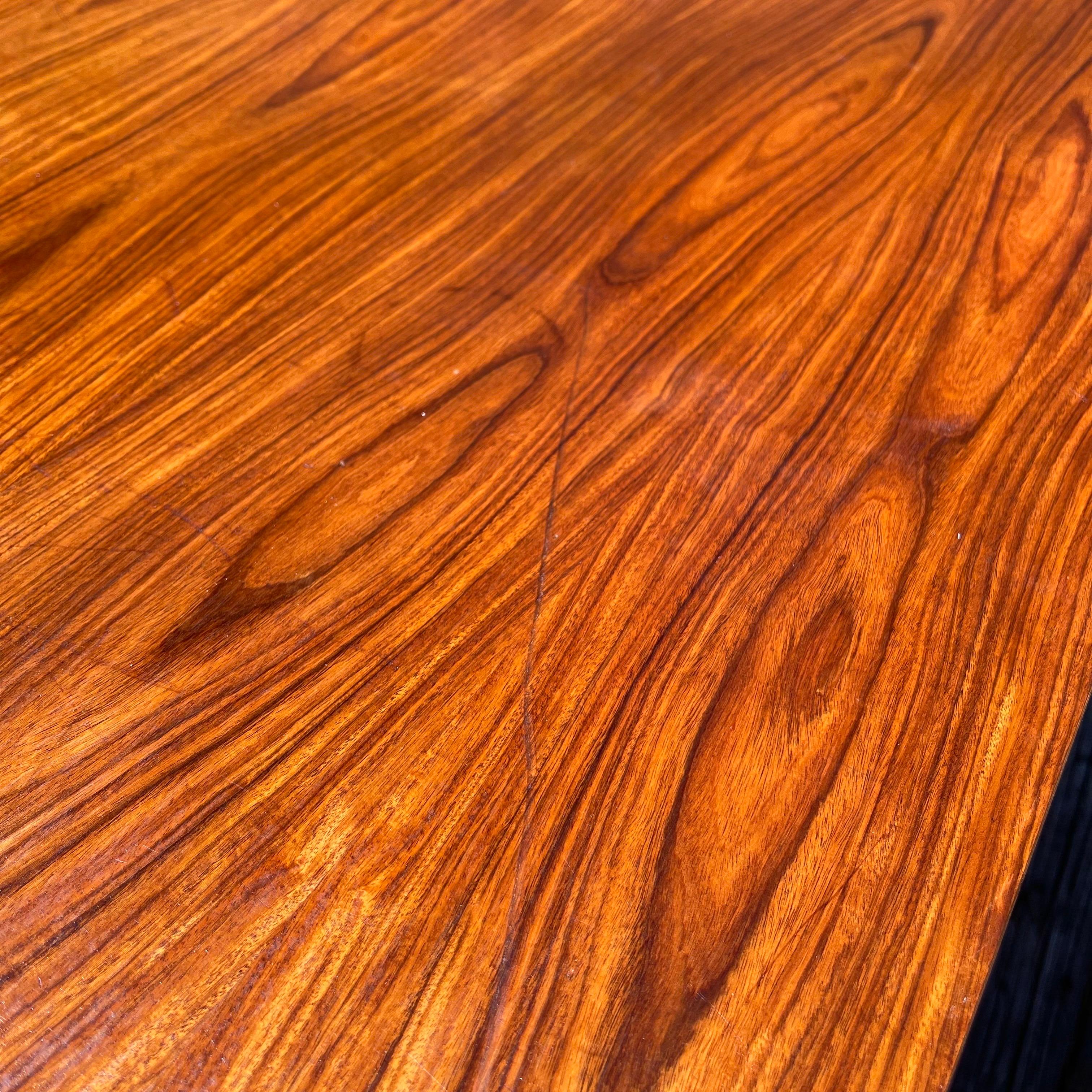 Scrivania moderna brasiliana di metà secolo in legno duro tropicale con cassetti di Tecnogeral in vendita 4