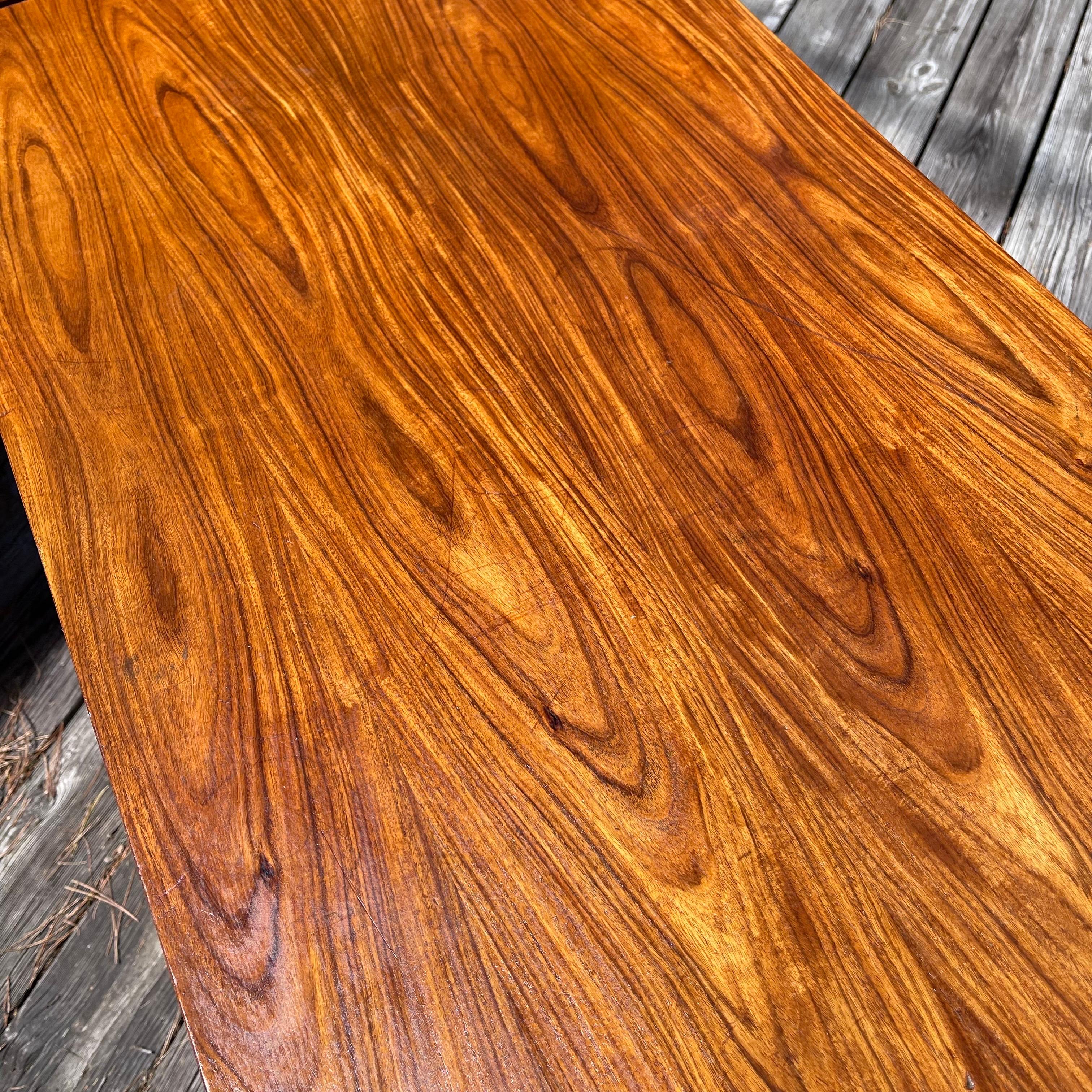 Sudamericano Scrivania moderna brasiliana di metà secolo in legno duro tropicale con cassetti di Tecnogeral in vendita