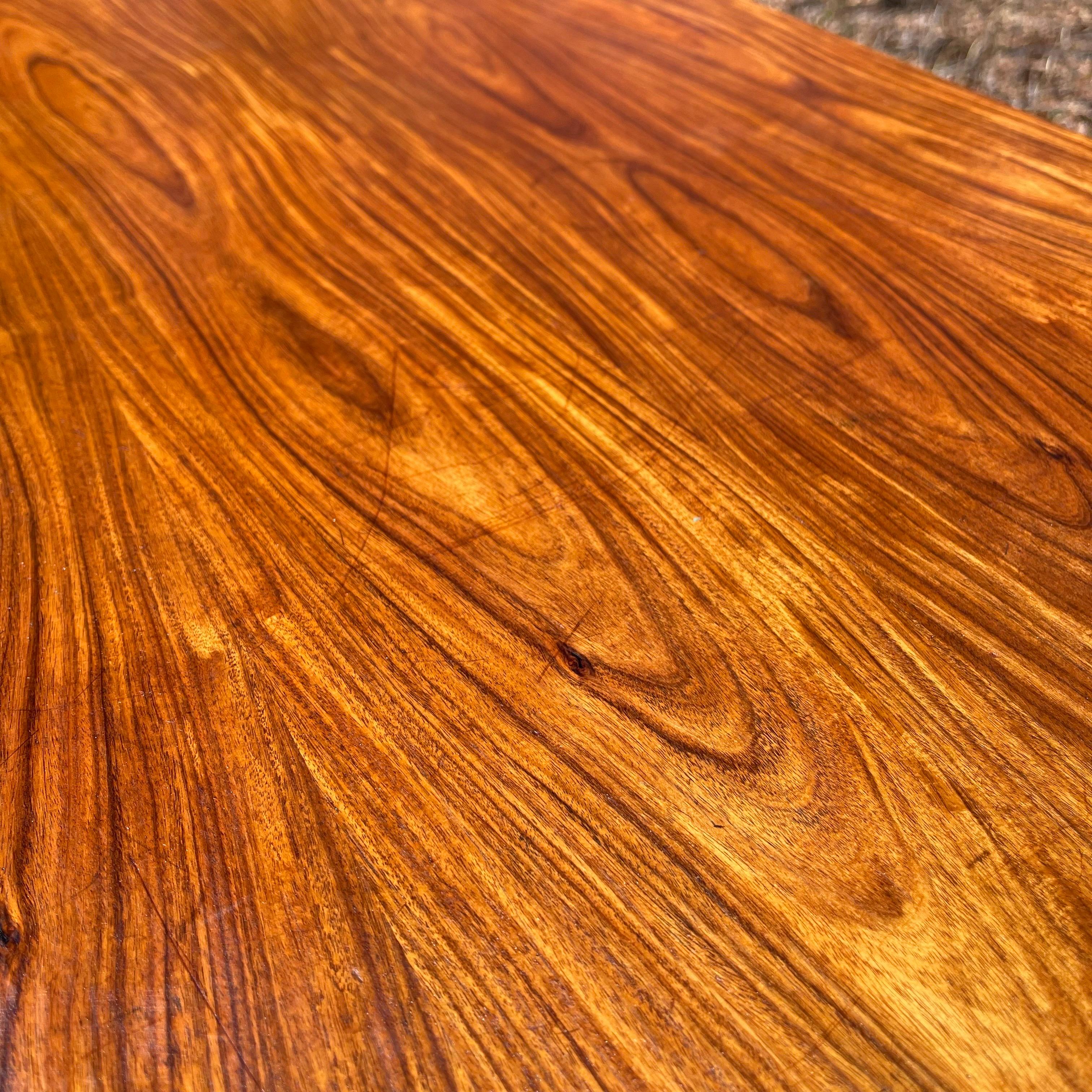 Scrivania moderna brasiliana di metà secolo in legno duro tropicale con cassetti di Tecnogeral In condizioni discrete in vendita a Jensen Beach, FL