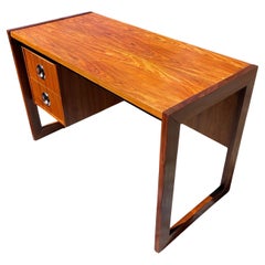 Escritorio de mediados de siglo de madera dura tropical brasileña moderna con cajones by Tecnogeral