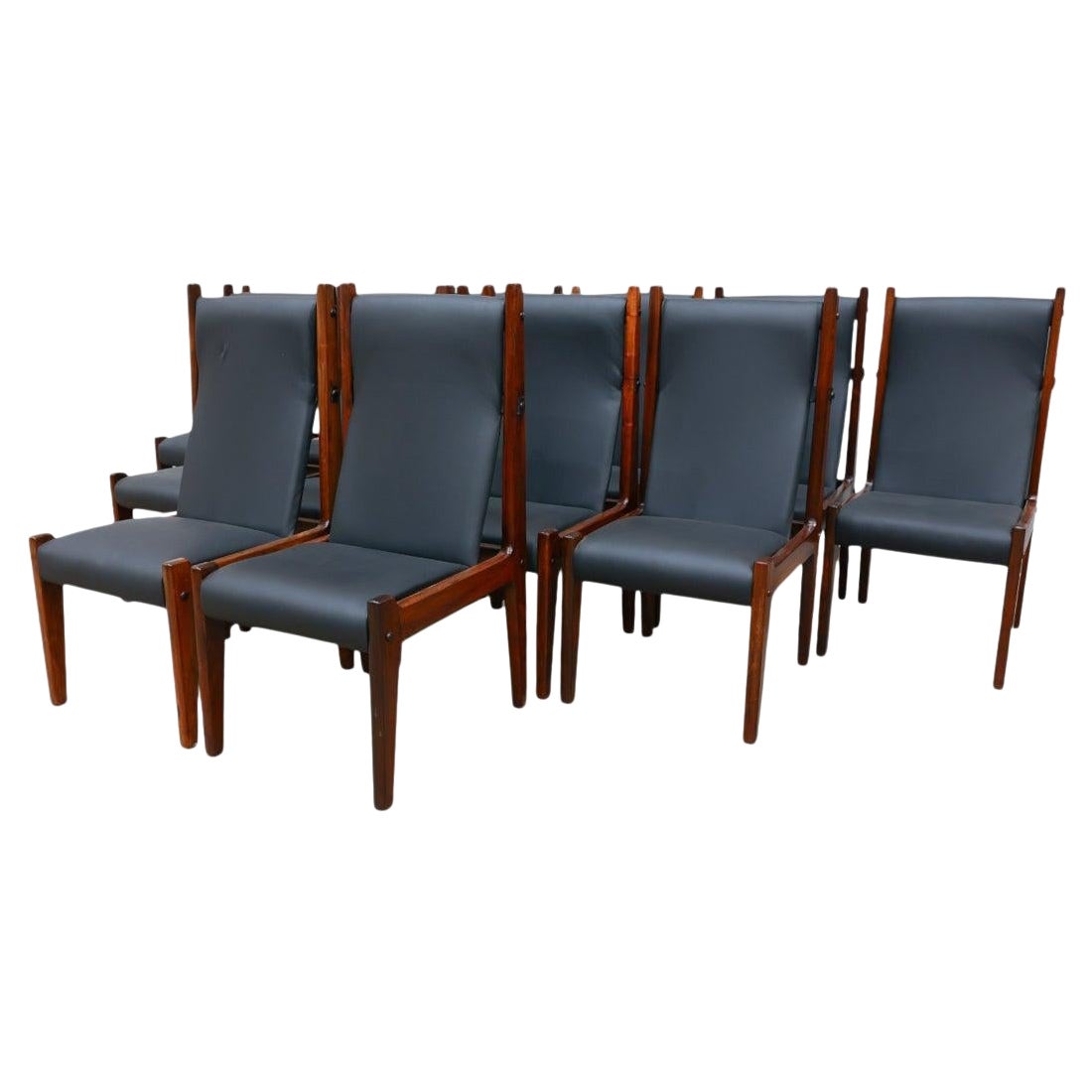 Ensemble moderne brésilien de douze chaises en bois de feuillus et cuir, Sergio Rodrigues, années 1960