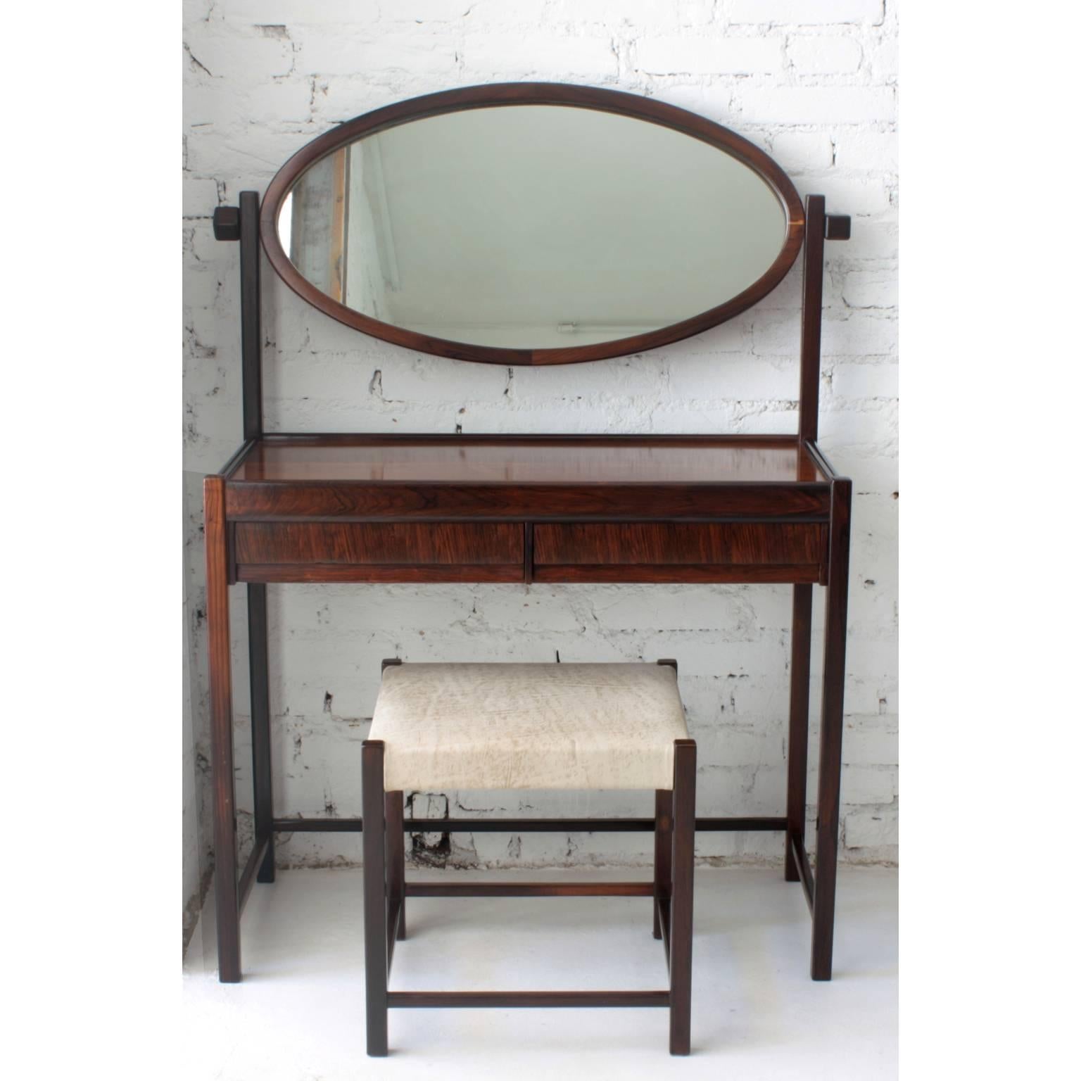 Brazilian Modern vanity dresser by Ernensto Hauner for Mobilinea in jacaranda and mirror, Brasil, 1960s

Mobilinea was founded by the Italian immigrant Ernesto Hauner (1931-2002) who arrived in Brazil in 1949 and soon began to work with furniture