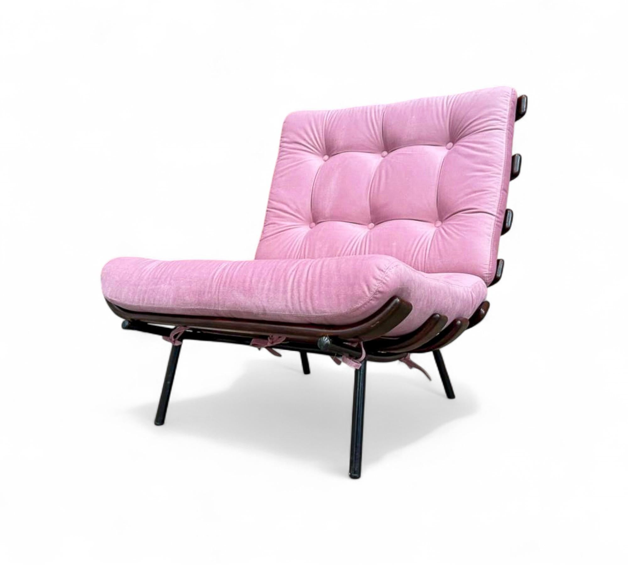 Fauteuil moderne brésilien à structure en lattes de bois et métal et velours rose, Pallar, années 1950 en vente 2