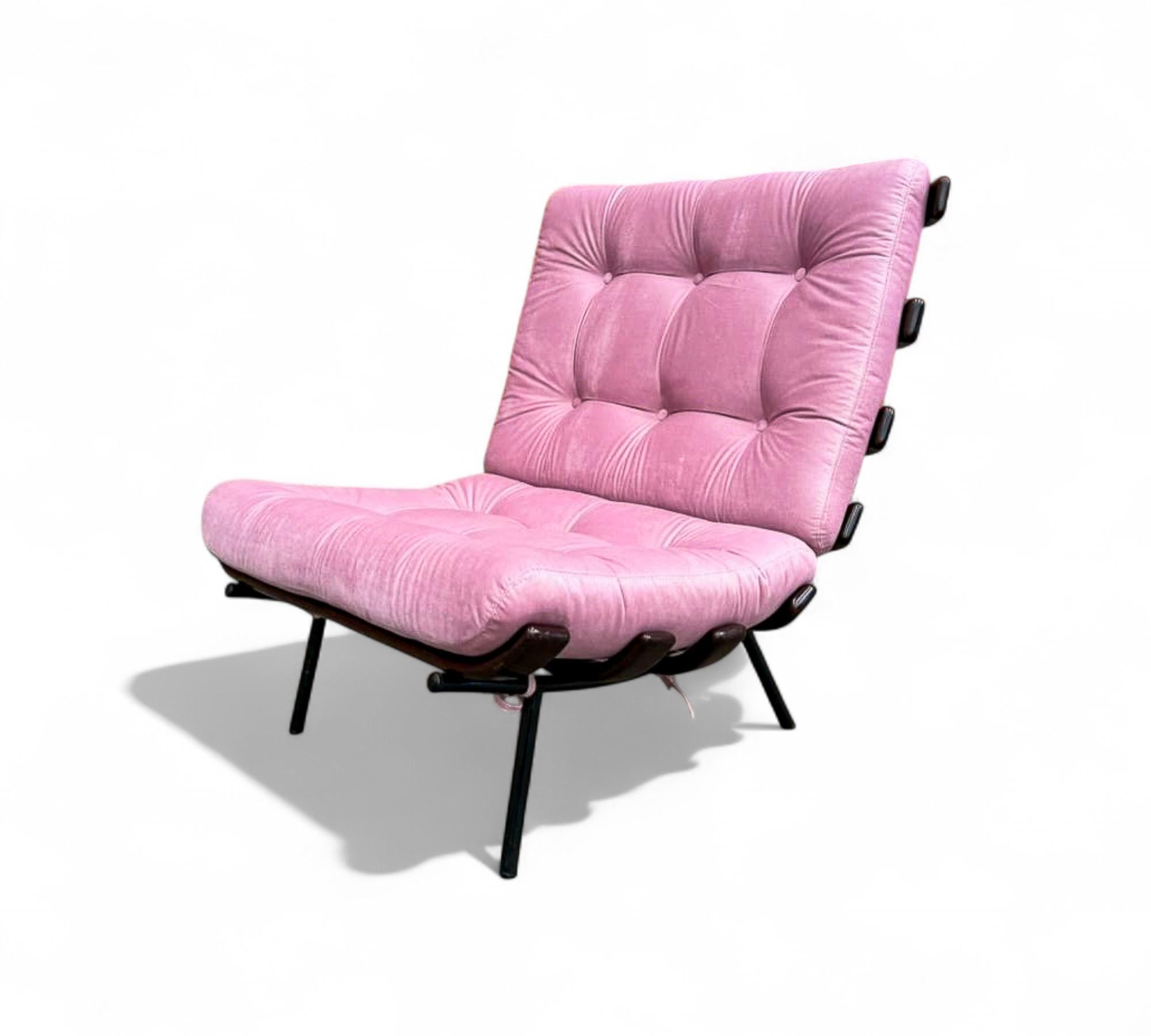 Fauteuil moderne brésilien à structure en lattes de bois et métal et velours rose, Pallar, années 1950 en vente 3