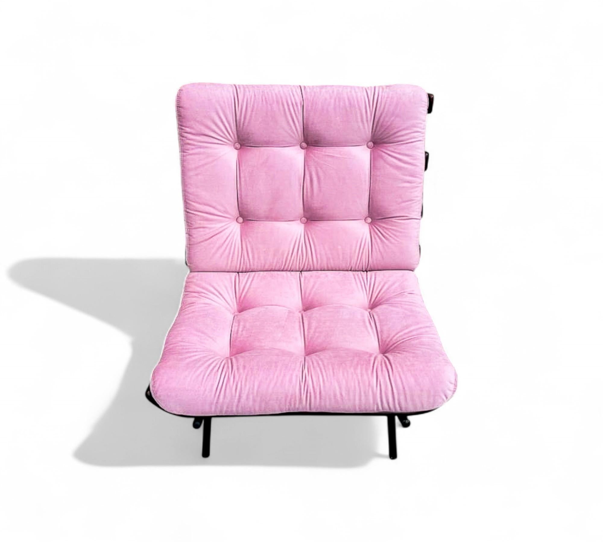 Fauteuil moderne brésilien à structure en lattes de bois et métal et velours rose, Pallar, années 1950 en vente 4