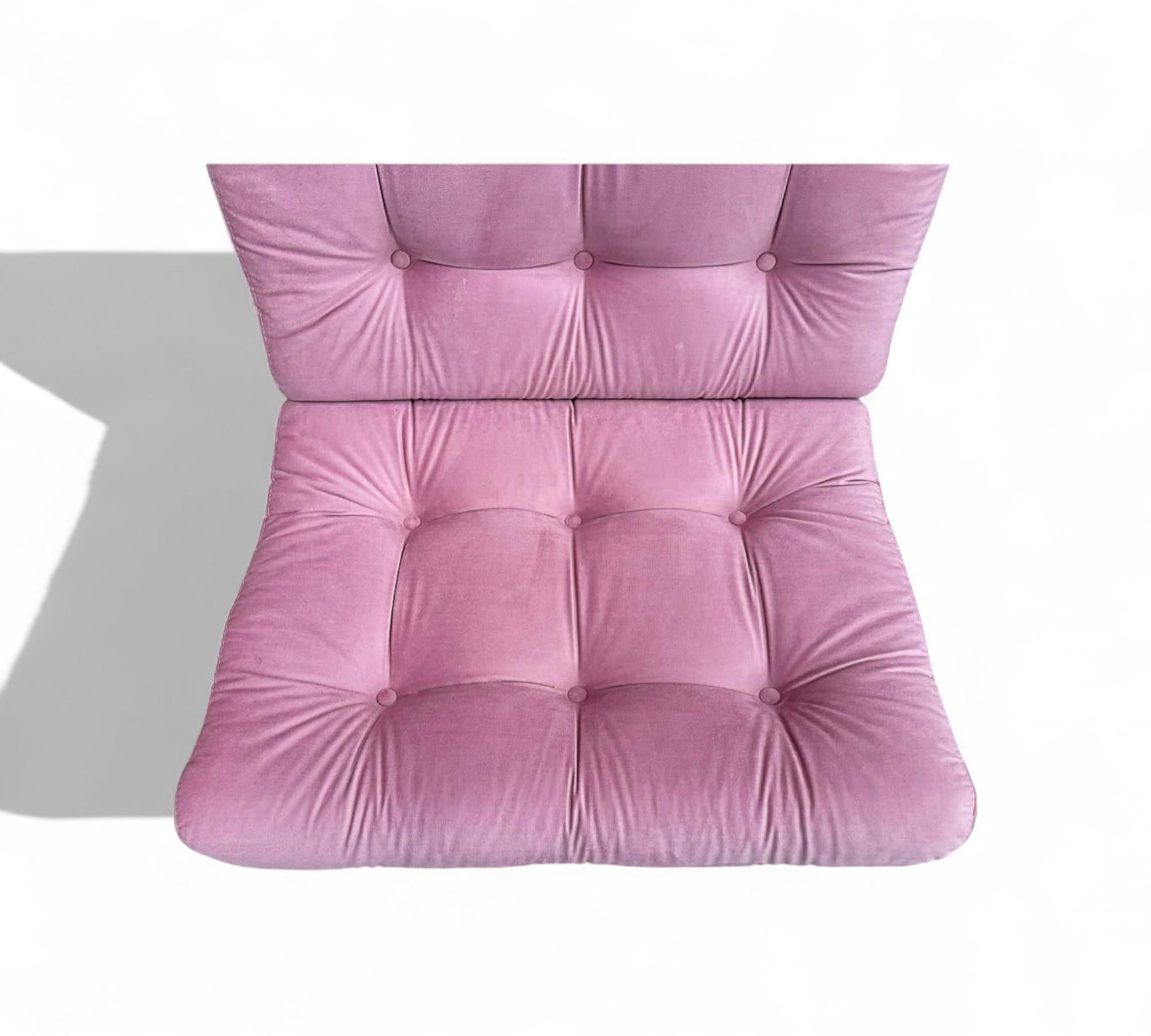 Fauteuil moderne brésilien à structure en lattes de bois et métal et velours rose, Pallar, années 1950 en vente 5