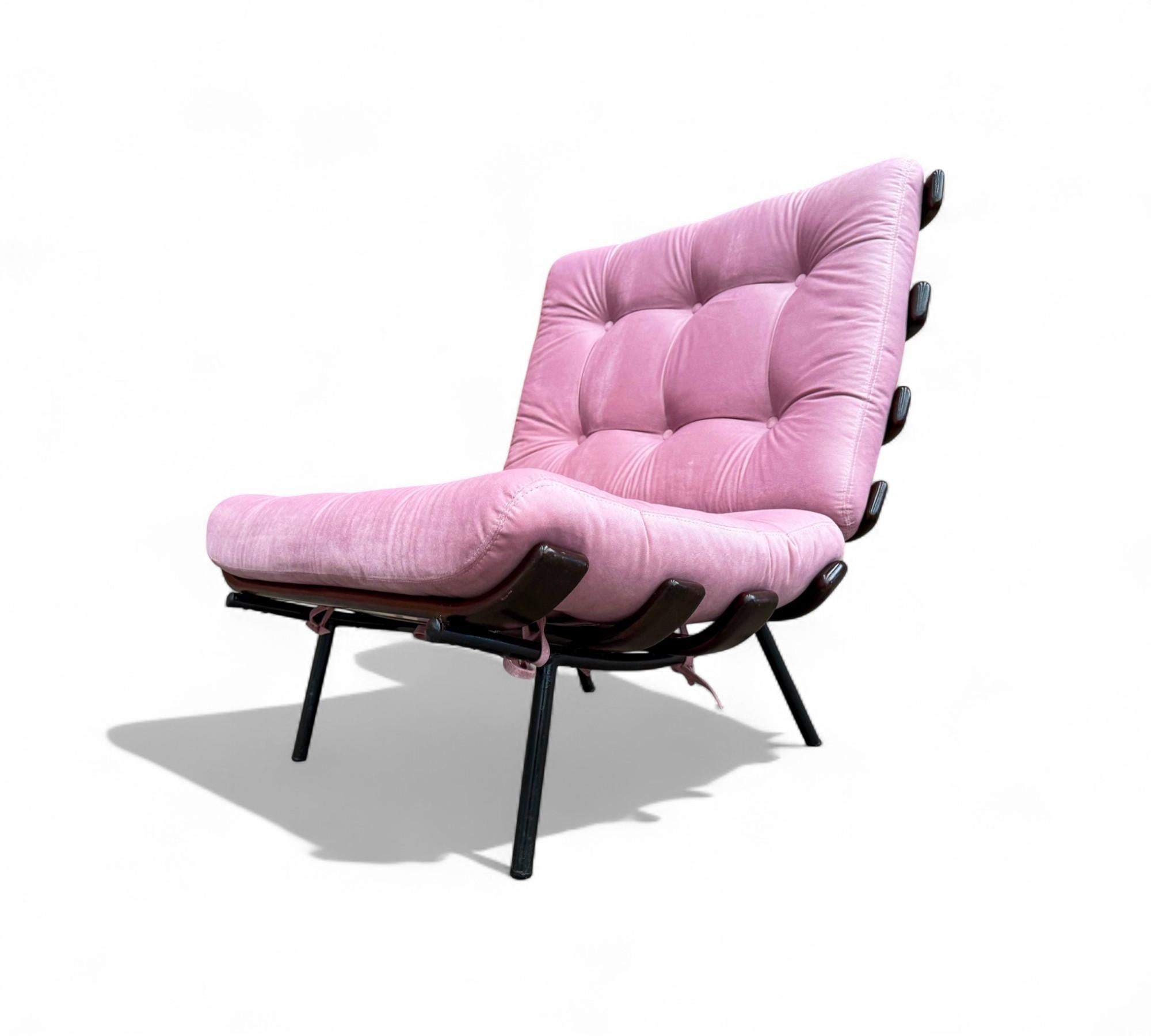 Fauteuil moderne brésilien à structure en lattes de bois et métal et velours rose, Pallar, années 1950 en vente 6