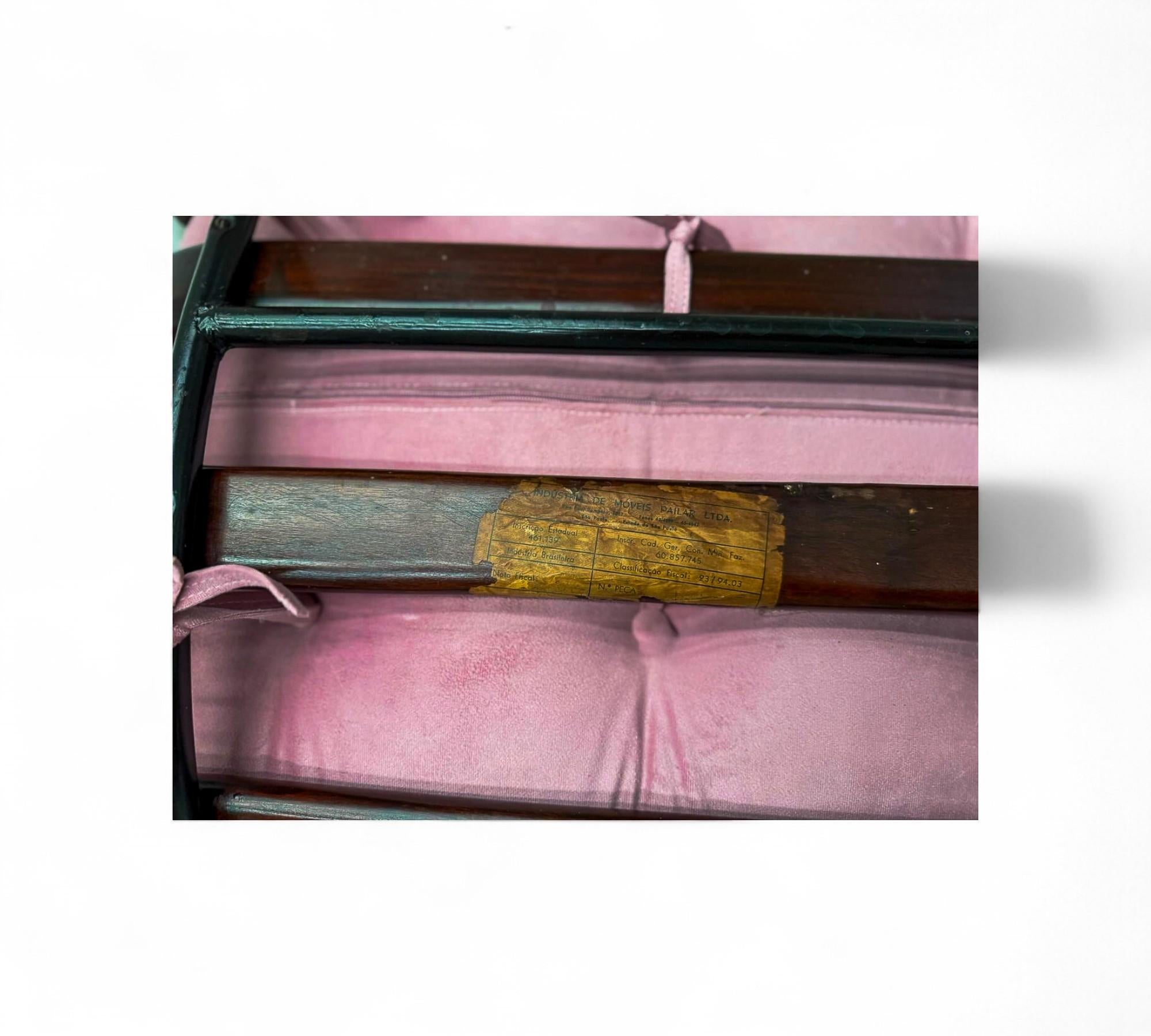 Fauteuil moderne brésilien à structure en lattes de bois et métal et velours rose, Pallar, années 1950 en vente 7