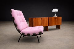 Fauteuil moderne brésilien à structure en lattes de bois et métal et velours rose, Pallar, années 1950