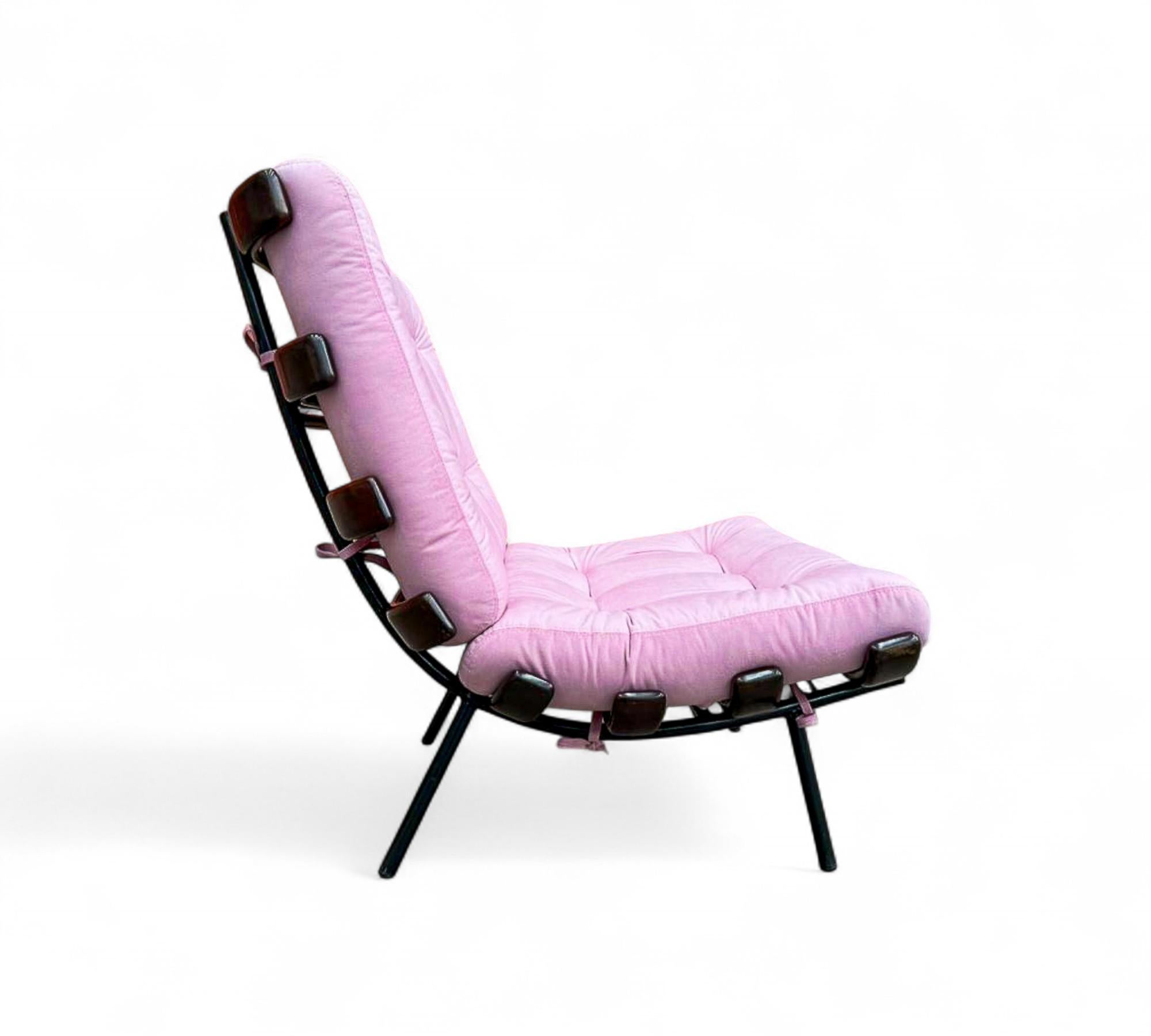 Mid-Century Modern Fauteuil moderne brésilien à structure en lattes de bois et métal et velours rose, Pallar, années 1950 en vente