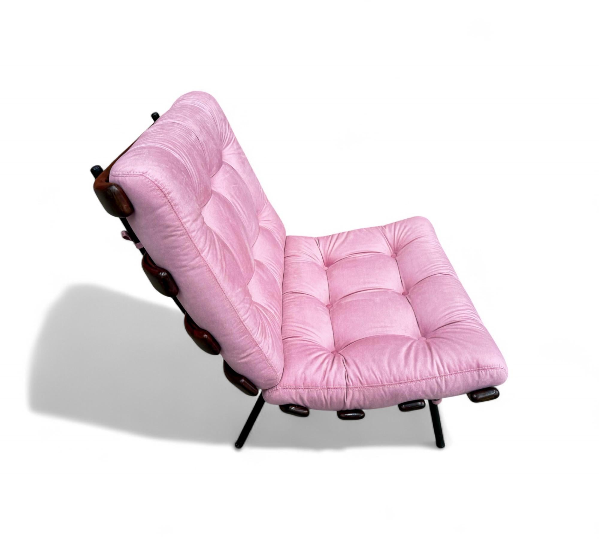 Brésilien Fauteuil moderne brésilien à structure en lattes de bois et métal et velours rose, Pallar, années 1950 en vente