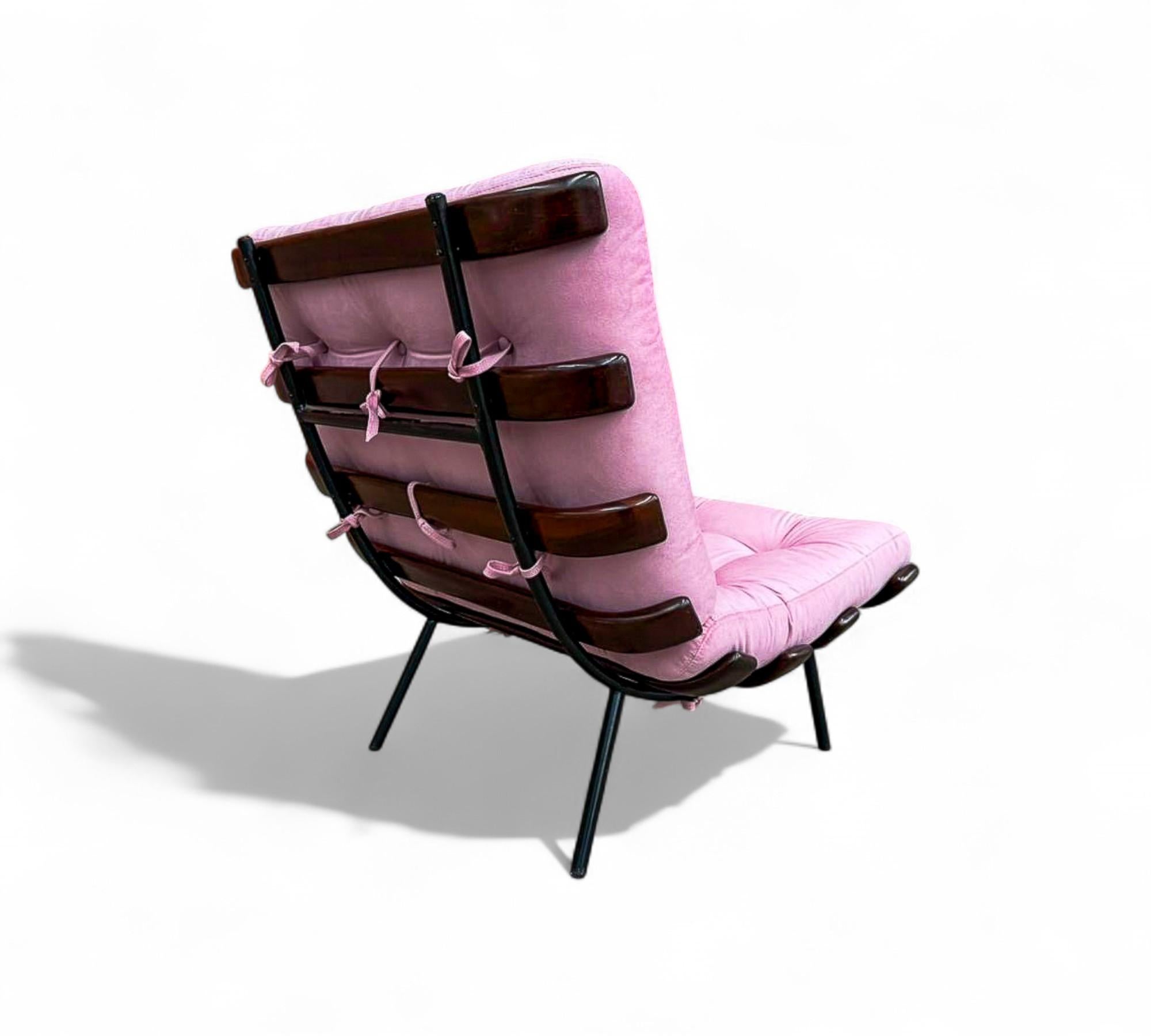 Peint à la main Fauteuil moderne brésilien à structure en lattes de bois et métal et velours rose, Pallar, années 1950 en vente