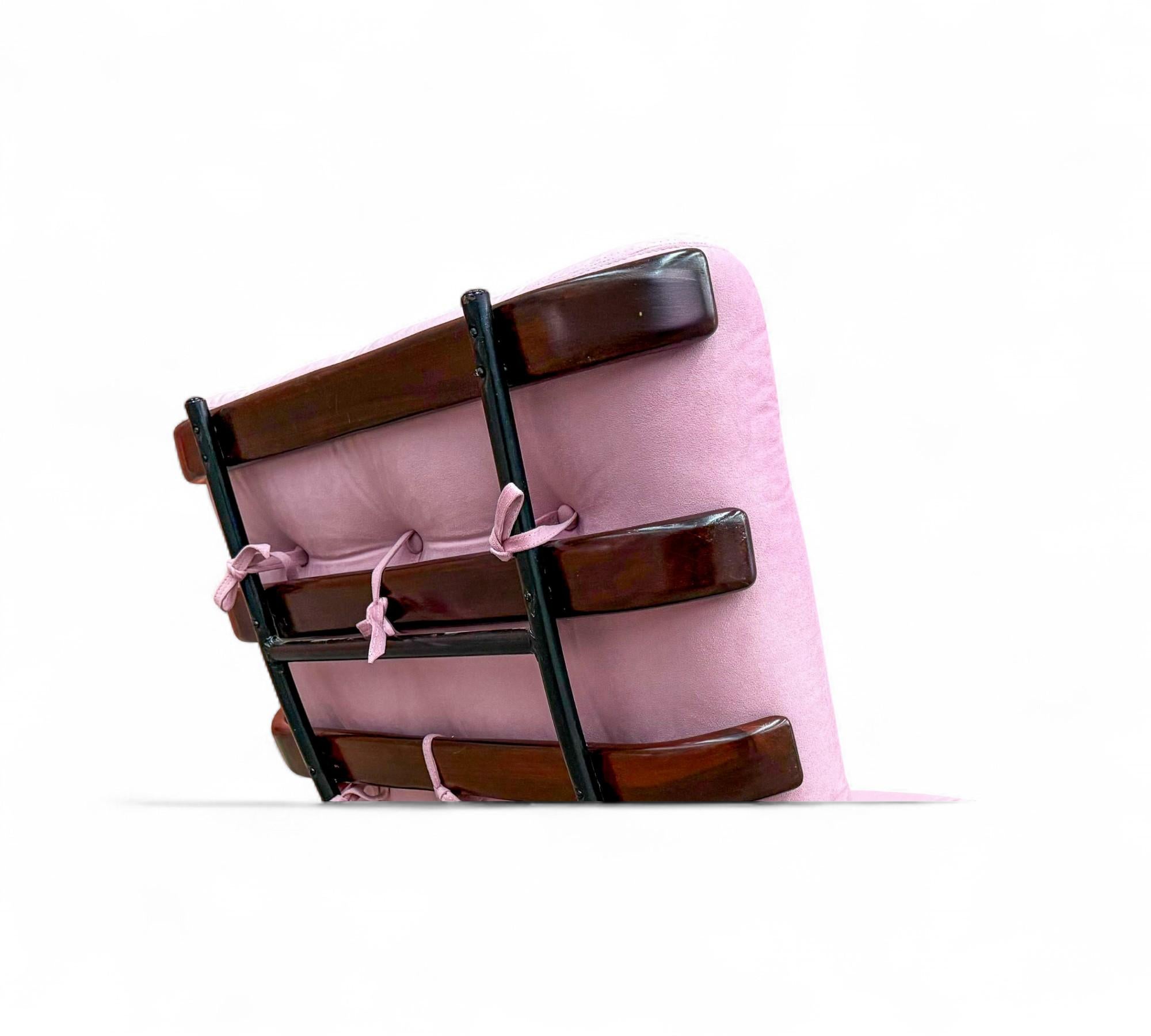 Fauteuil moderne brésilien à structure en lattes de bois et métal et velours rose, Pallar, années 1950 Bon état - En vente à New York, NY