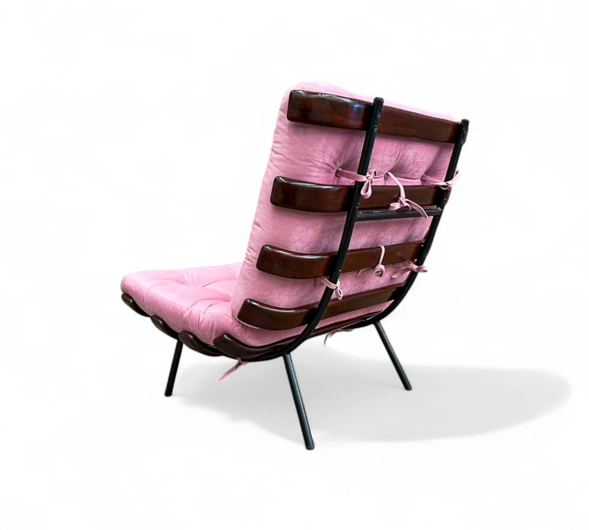 Métal Fauteuil moderne brésilien à structure en lattes de bois et métal et velours rose, Pallar, années 1950 en vente