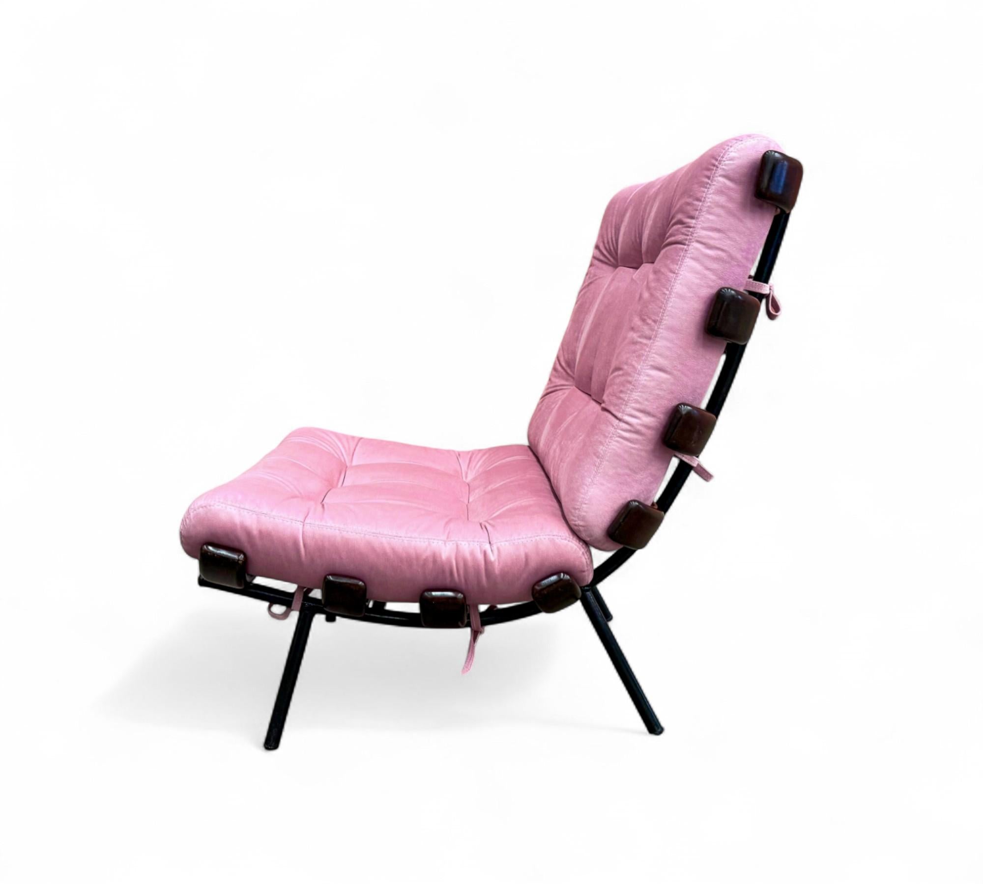 Fauteuil moderne brésilien à structure en lattes de bois et métal et velours rose, Pallar, années 1950 en vente 1