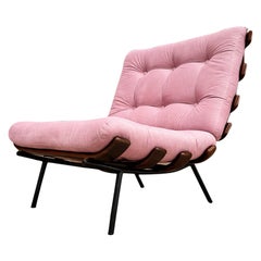Fauteuil moderne brésilien à structure en lattes de bois et métal et velours rose, Pallar, années 1950