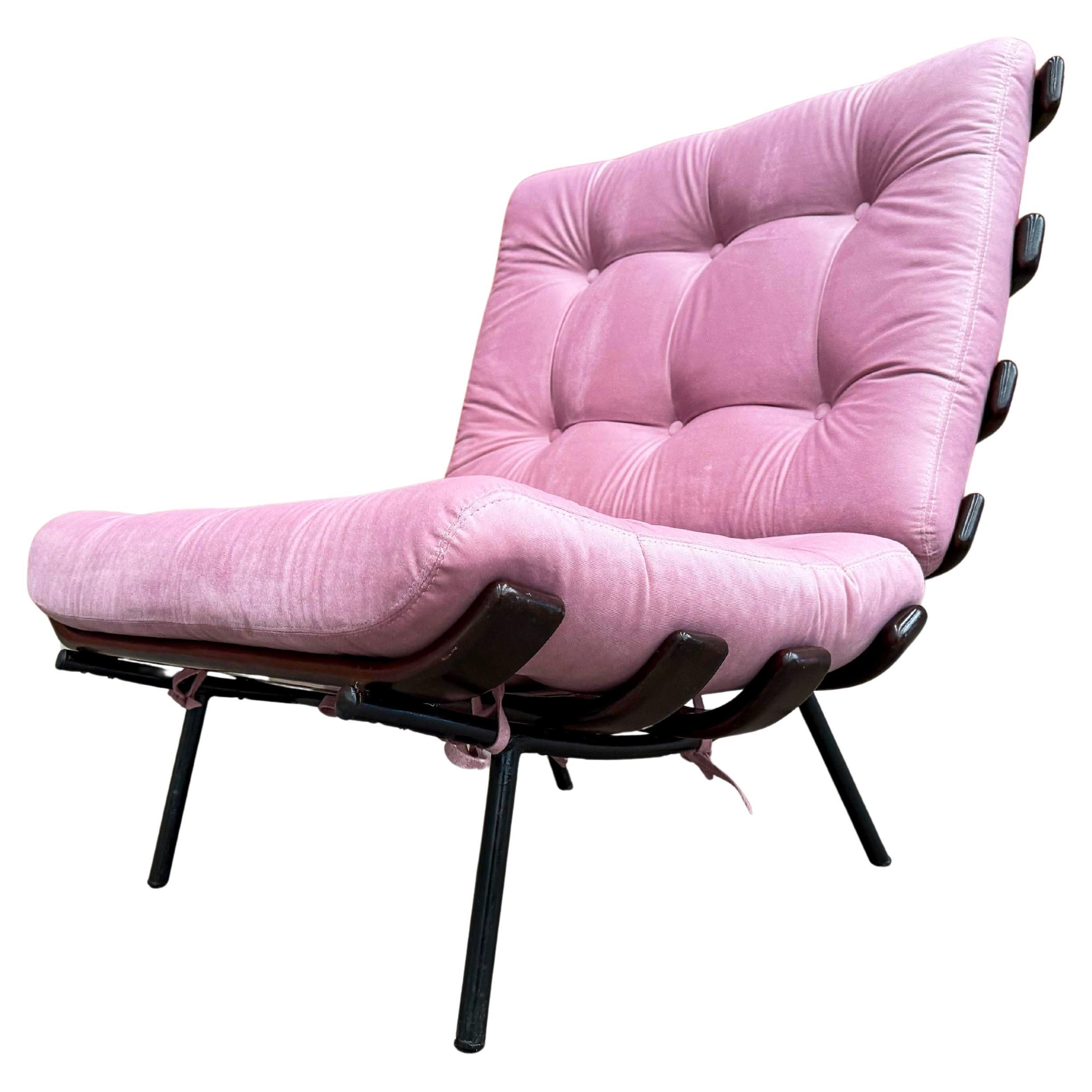 Poltrona moderna brasiliana con struttura in legno e metallo e velluto rosa, Pallar, anni
50