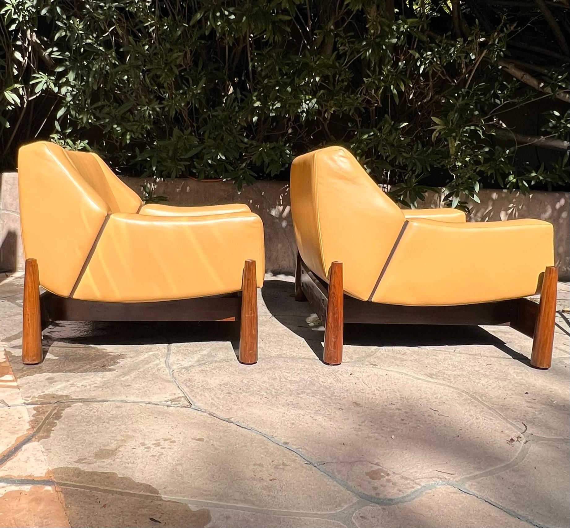 Leather Brazilian Modernist Club Chairs by Móveis Cimo, a Pair, circa 1950s For Sale