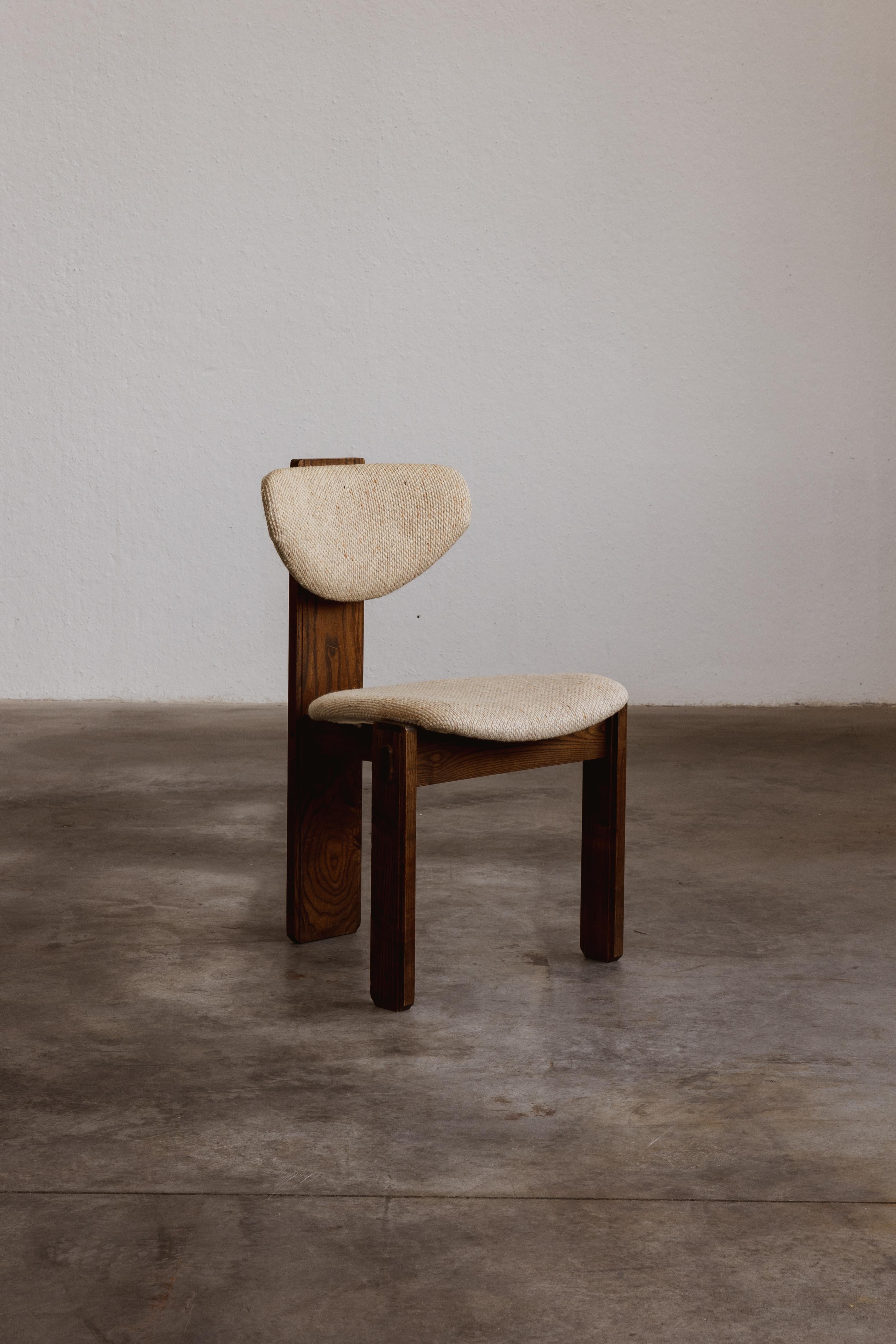 Chaise de salle à manger moderniste brésilienne, bois et tissu, années 1960

Définie par une forte présence architecturale et un sens organique de l'équilibre, cette chaise moderniste brésilienne des années 1960 incarne la sensibilité matérielle et