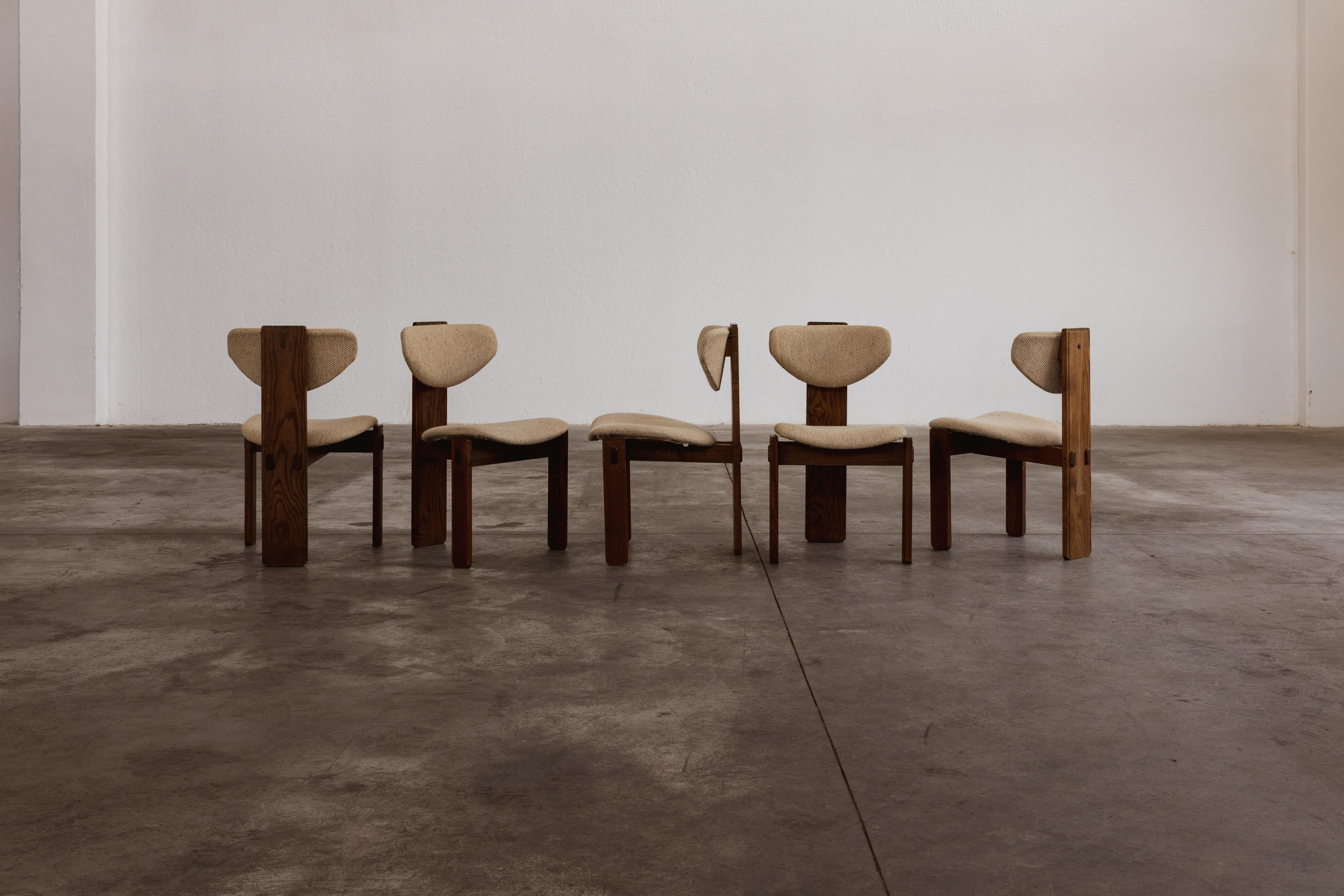 Sedie da pranzo brasiliane moderniste, legno e tessuto, Brasile, anni '60, set di cinque sedie

Definite da una forte presenza architettonica e da un senso di equilibrio organico, queste sedie da pranzo brasiliane moderniste degli anni '60 incarnano