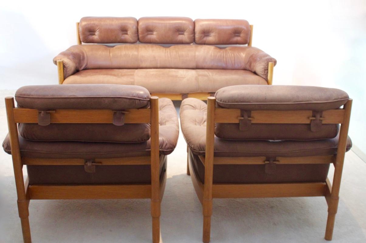 A wonderful original 1970s Brazilian 3-seat Sofa attributed to Percival Lafer. This amazing comfortable 3-seat has a solid Oak frame and soft Brazilian brown cognac leather cushions with beautiful patina. The frame is finished from all sides, making